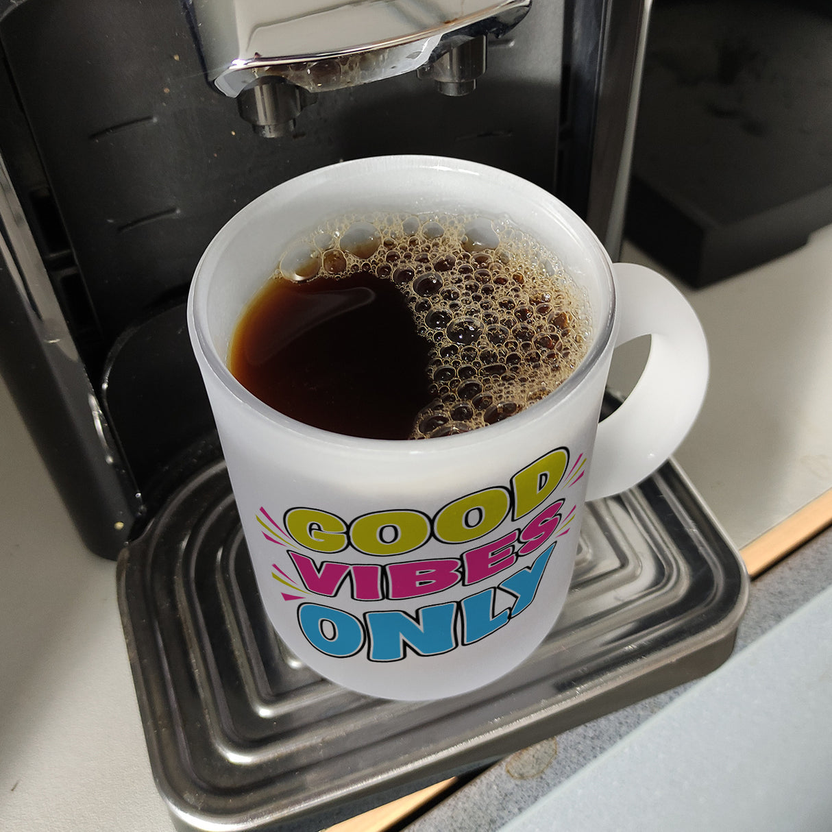 Good Vibes Only Kaffeebecher mit Spruch für Arbeitskollegen