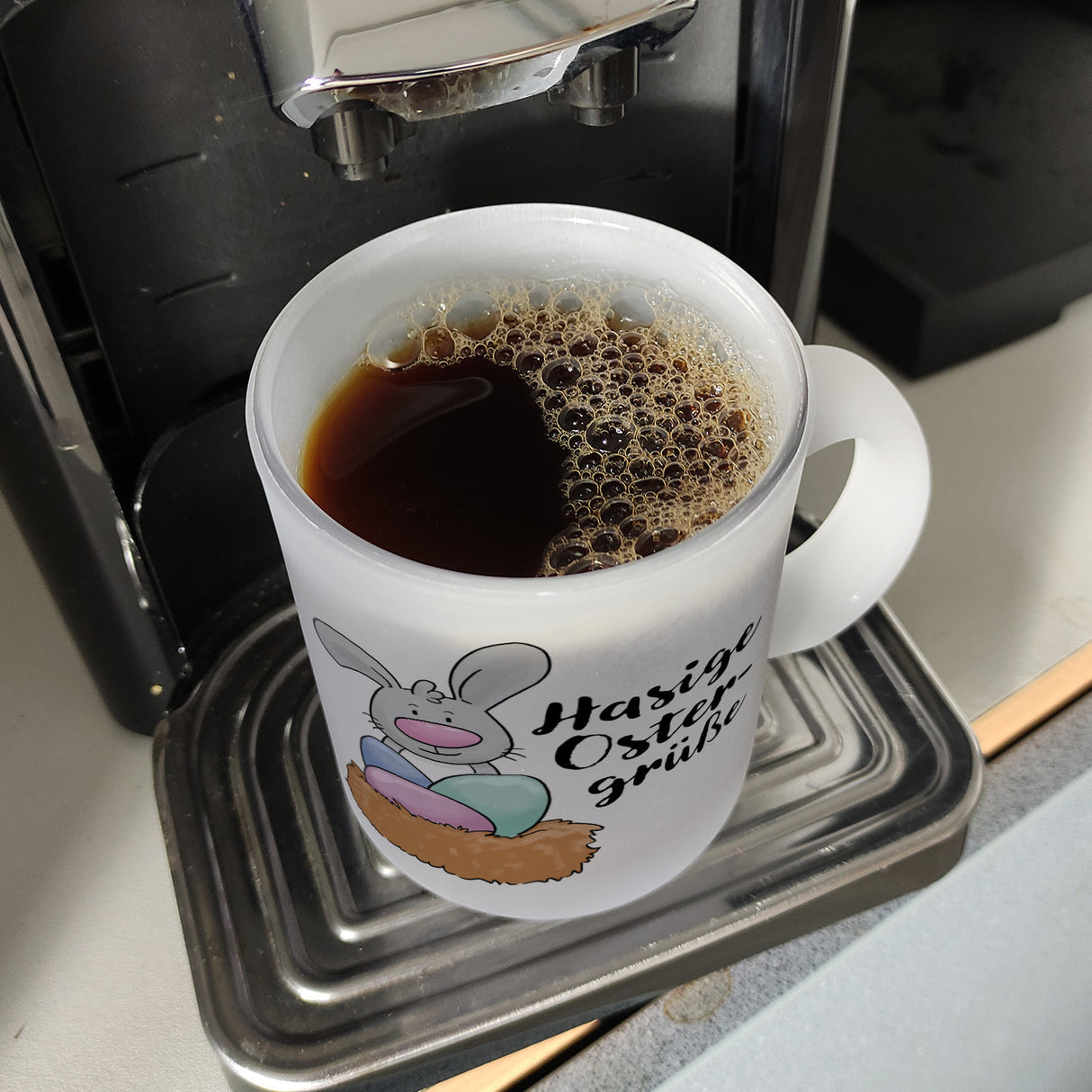 Hasige Ostergrüße Kaffeebecher mit niedlichem Osterhasen