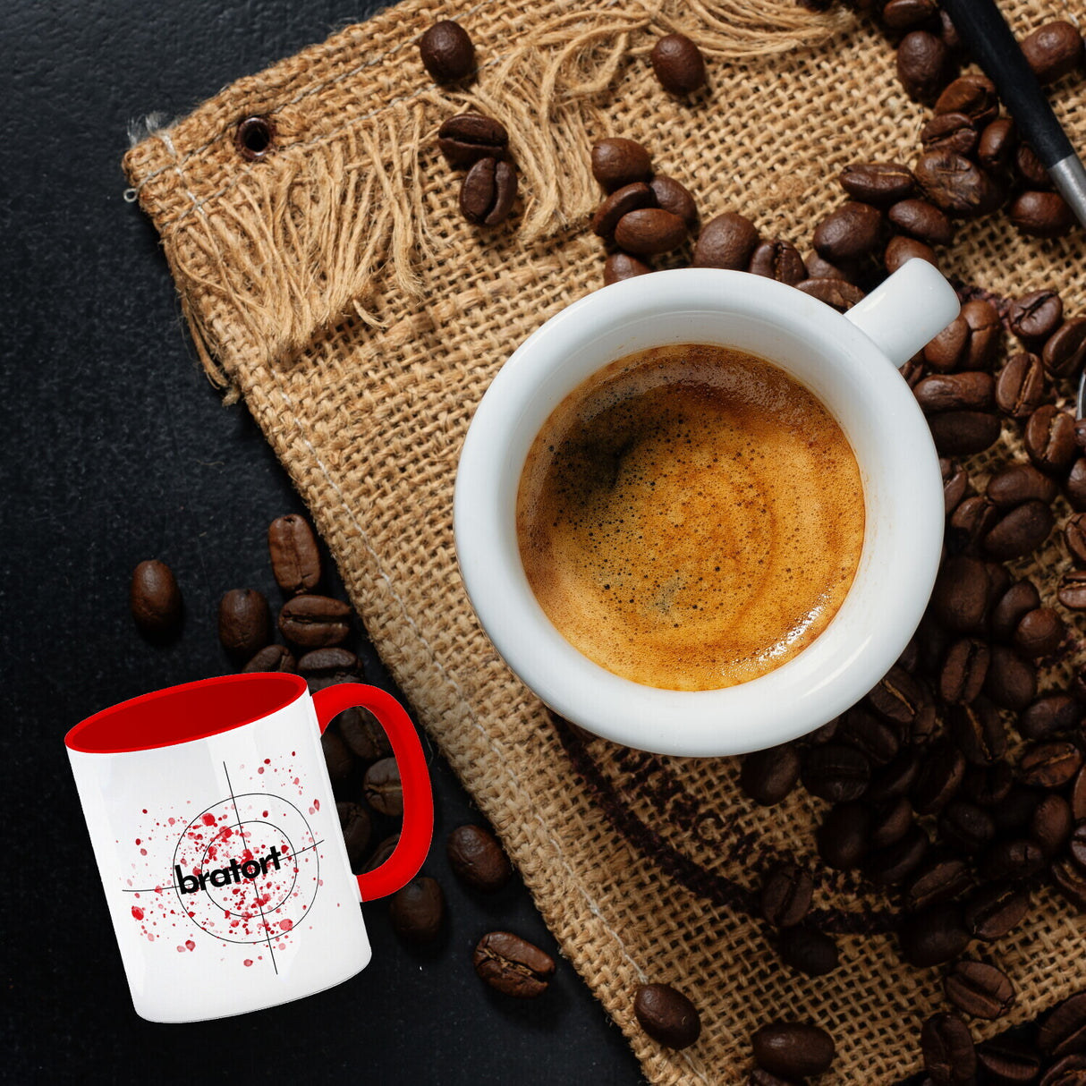 Bratort Kaffeebecher mit Blutspritzern und Fadenkreuz