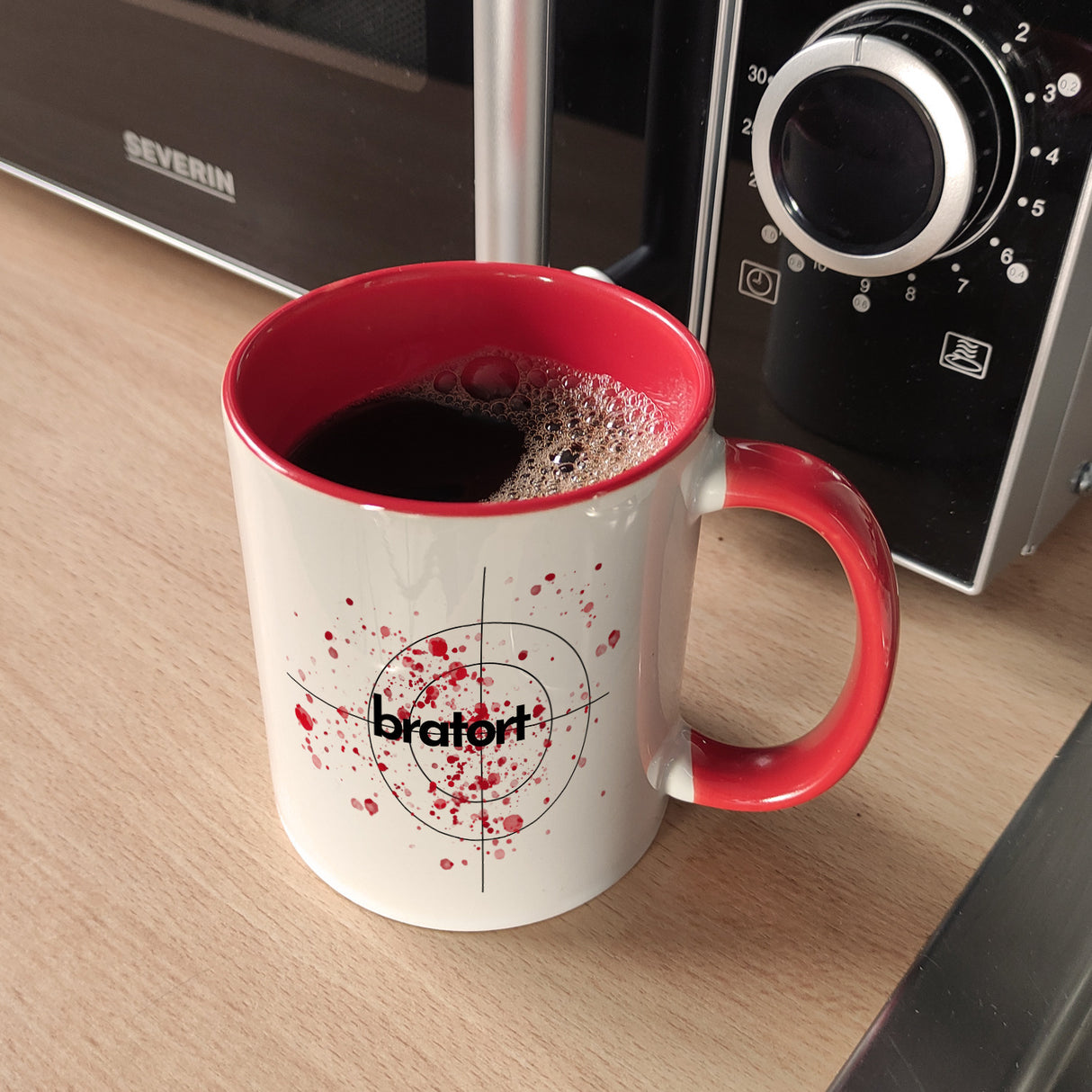 Bratort Kaffeebecher mit Blutspritzern und Fadenkreuz