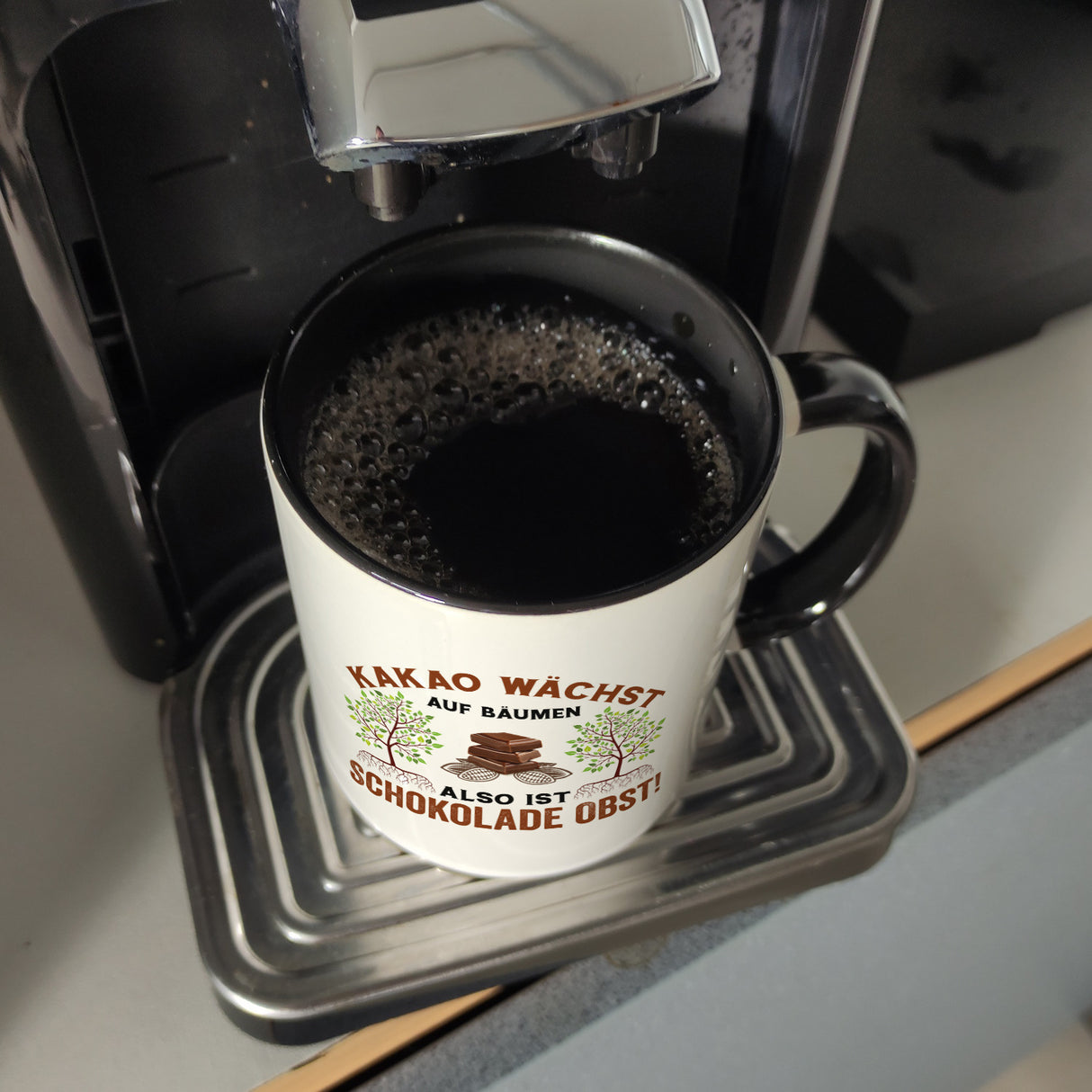 Kakao Kaffeebecher mit Spruch Schokolade ist Obst