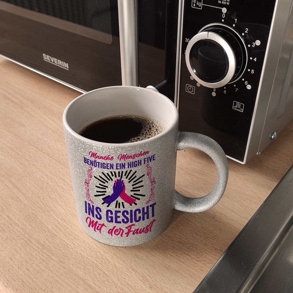 High Five Kaffeebecher mit Spruch: High Five ins Gesicht mit der Faust