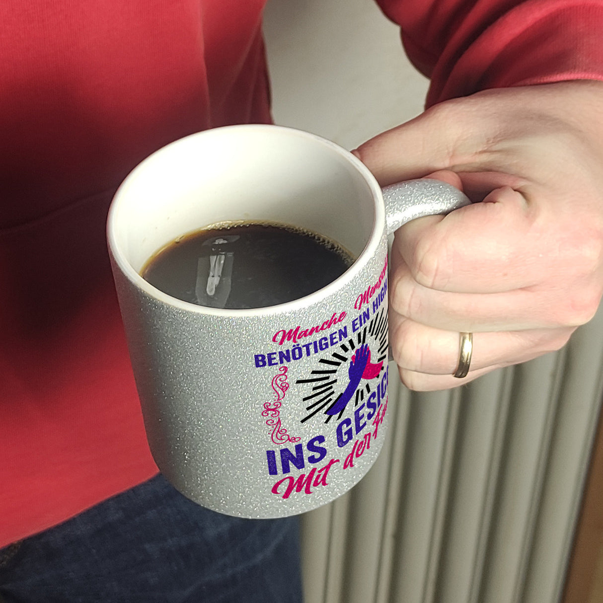 High Five Kaffeebecher mit Spruch: High Five ins Gesicht mit der Faust