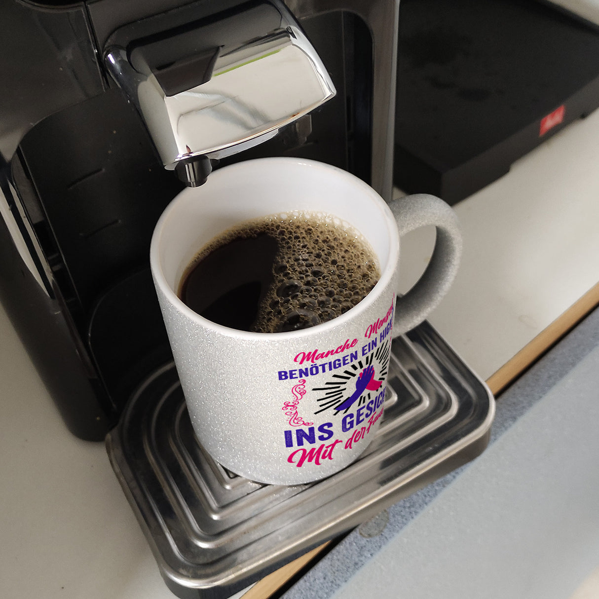 High Five Kaffeebecher mit Spruch: High Five ins Gesicht mit der Faust