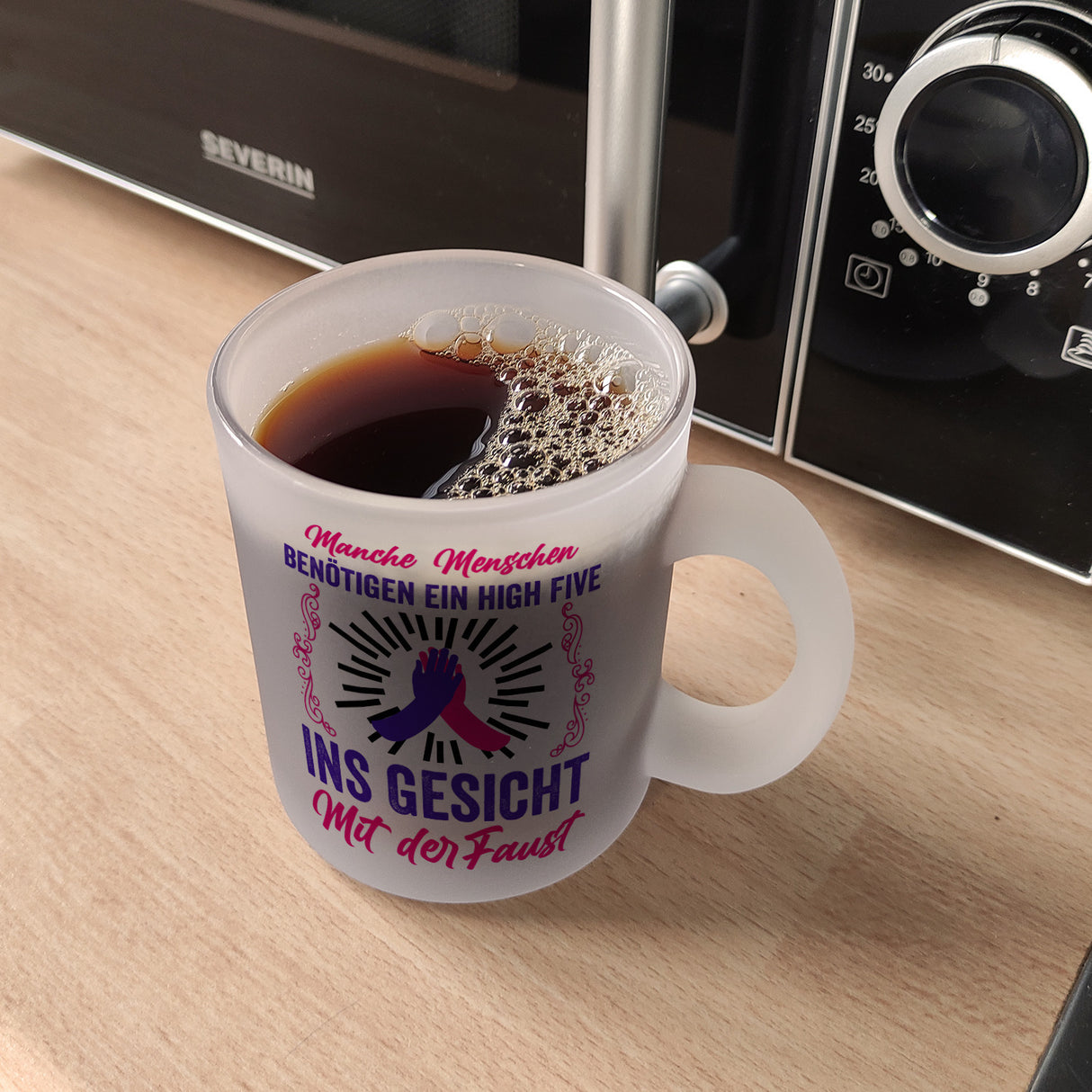 High Five Kaffeebecher mit Spruch: High Five ins Gesicht mit der Faust