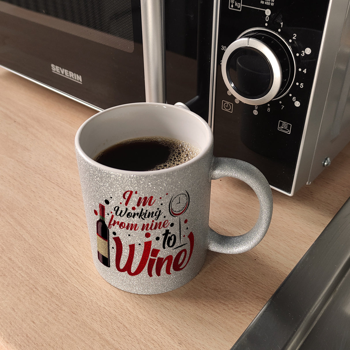 Wein Kaffeebecher mit Spruch I´m working from nine to Wine