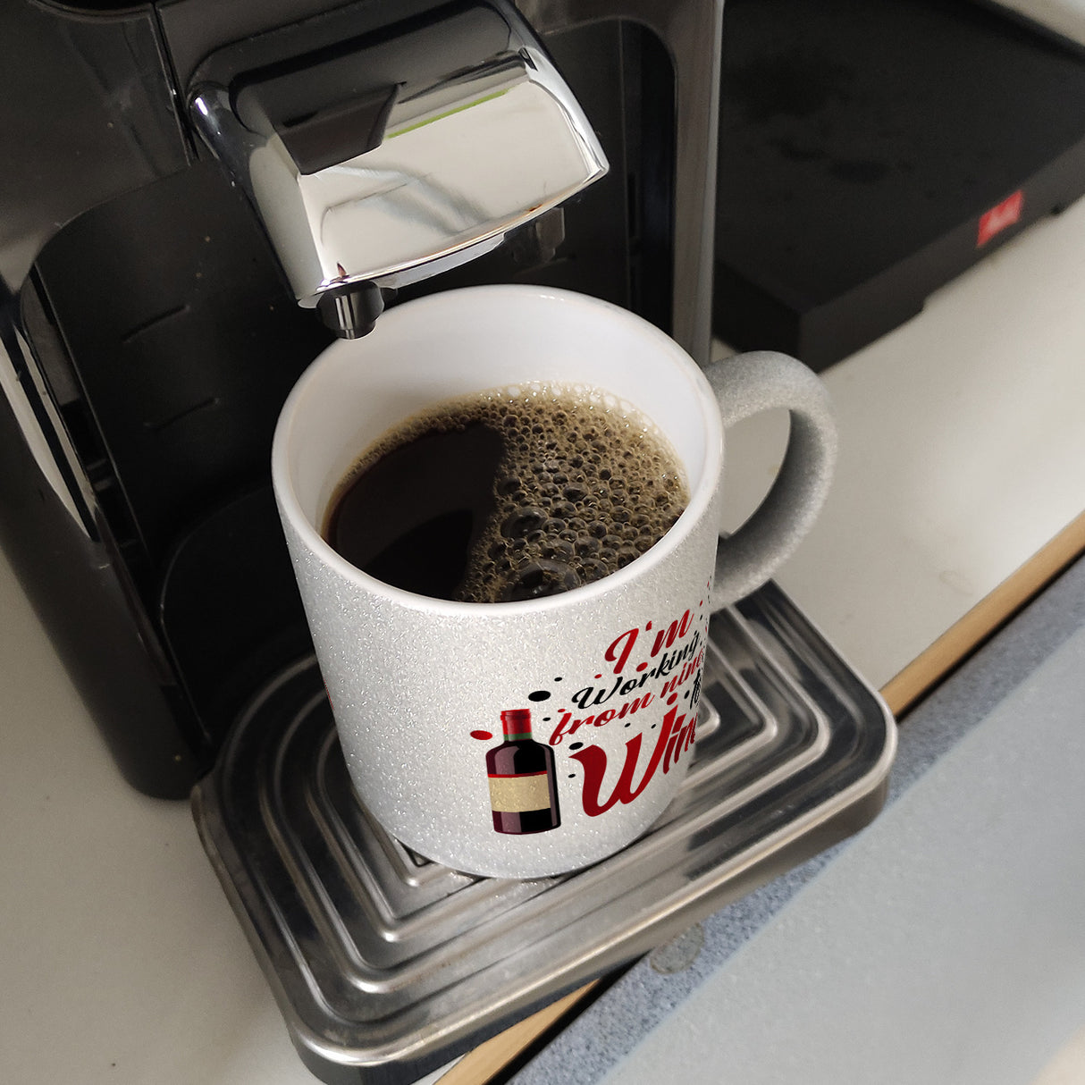 Wein Kaffeebecher mit Spruch I´m working from nine to Wine