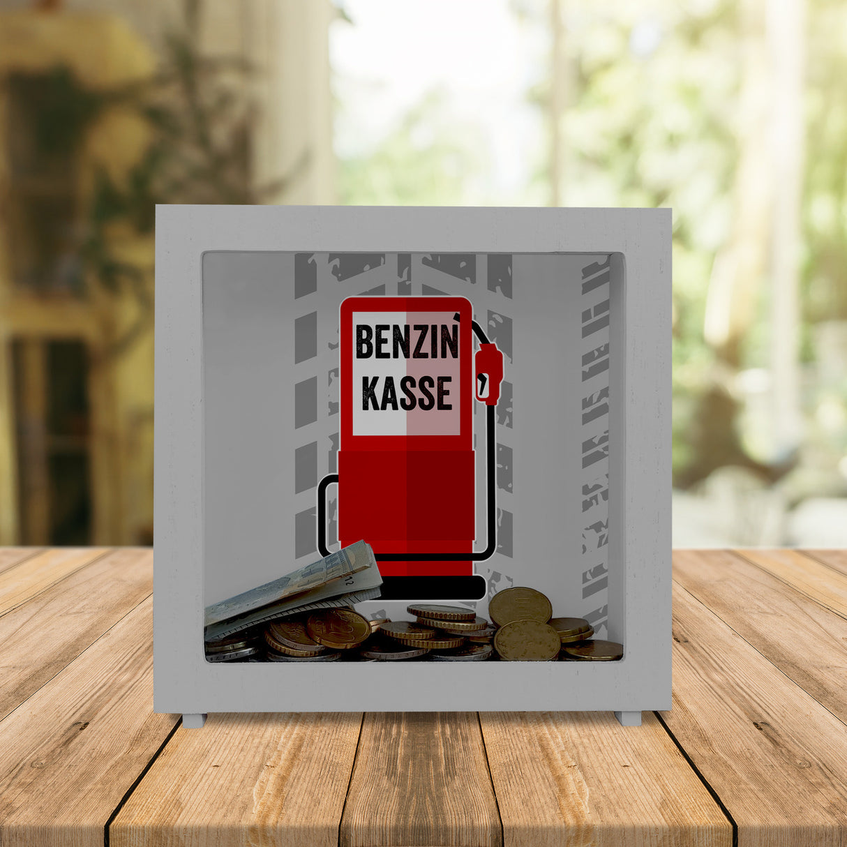 Benzinkasse Zapfsäule Spardose mit grauem Hintergrund