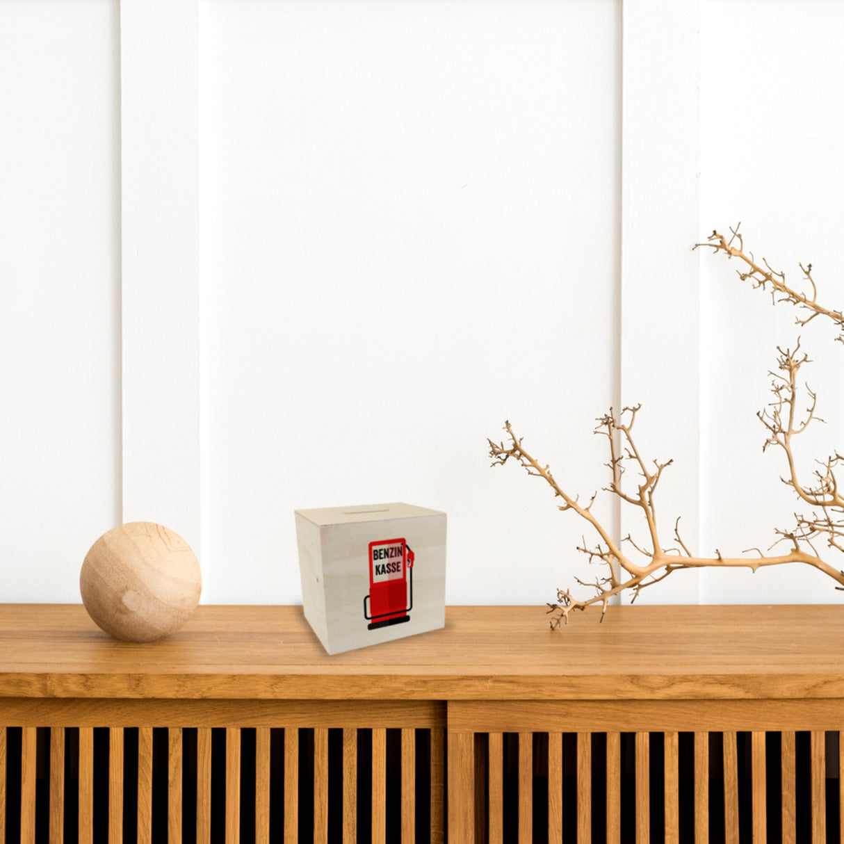 Benzinkasse Zapfsäule Spardose mit grauem Hintergrund