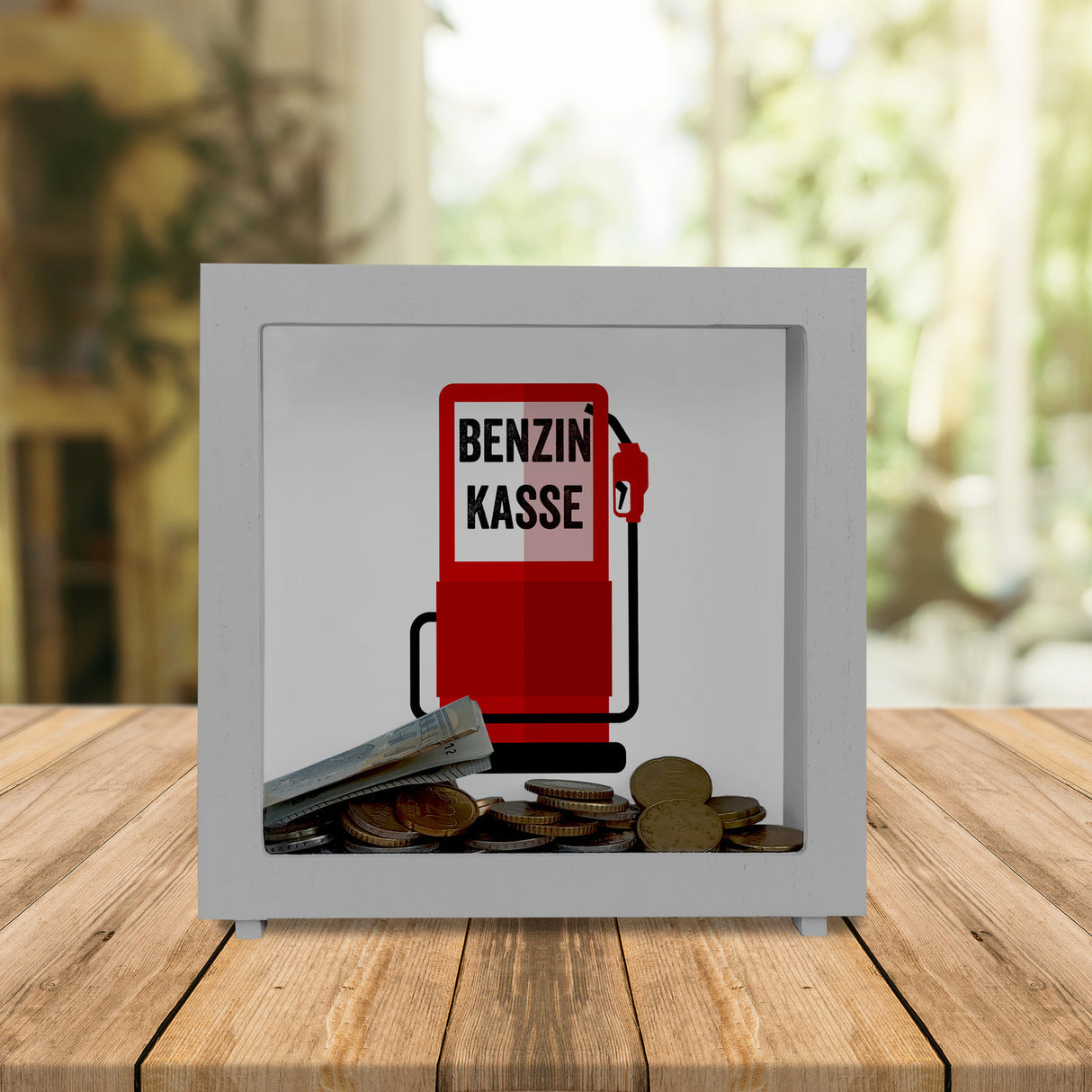 Benzinkasse Zapfsäule Spardose mit grauem Hintergrund