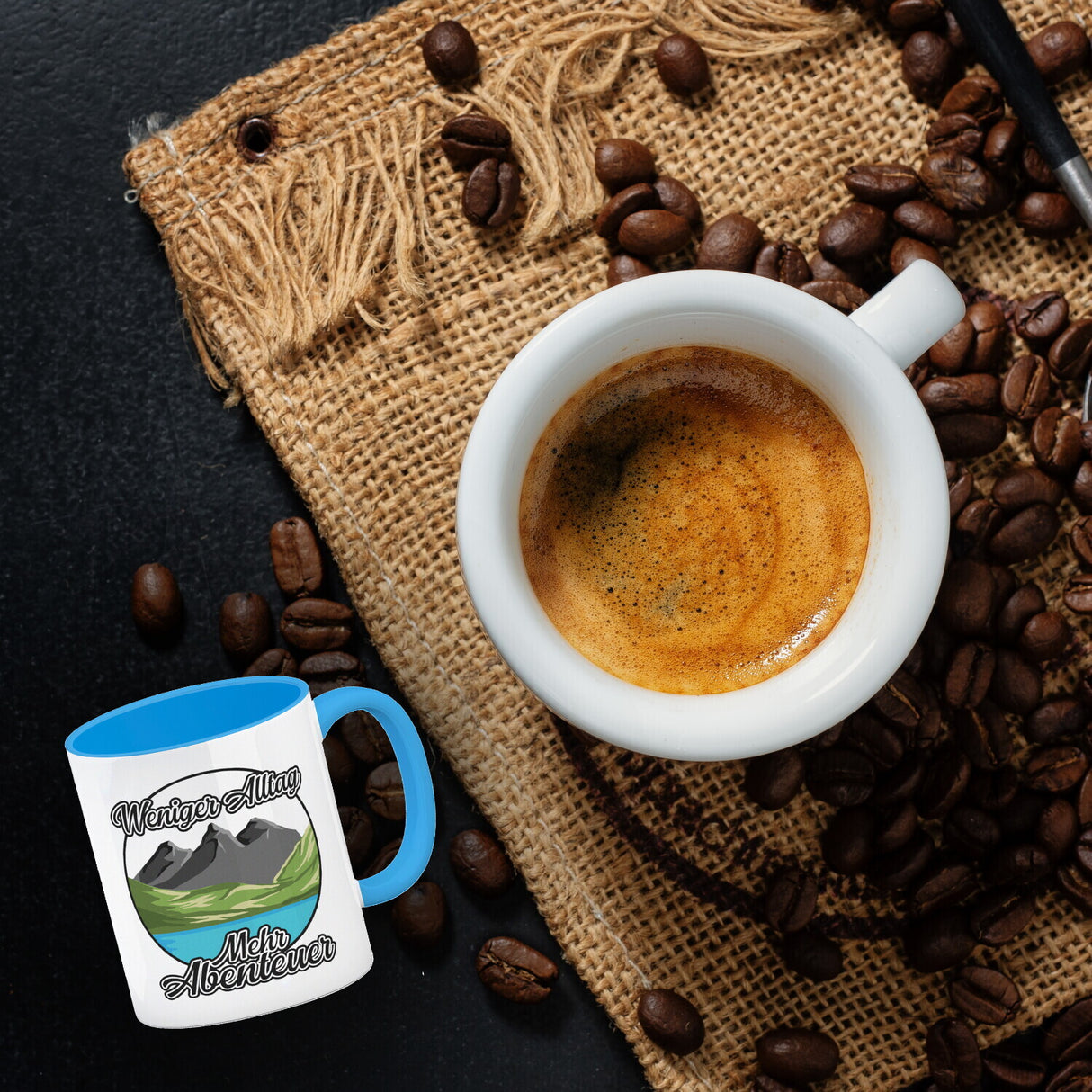Berge und See Kaffeebecher mit Spruch Weniger Alltag mehr Abenteuer