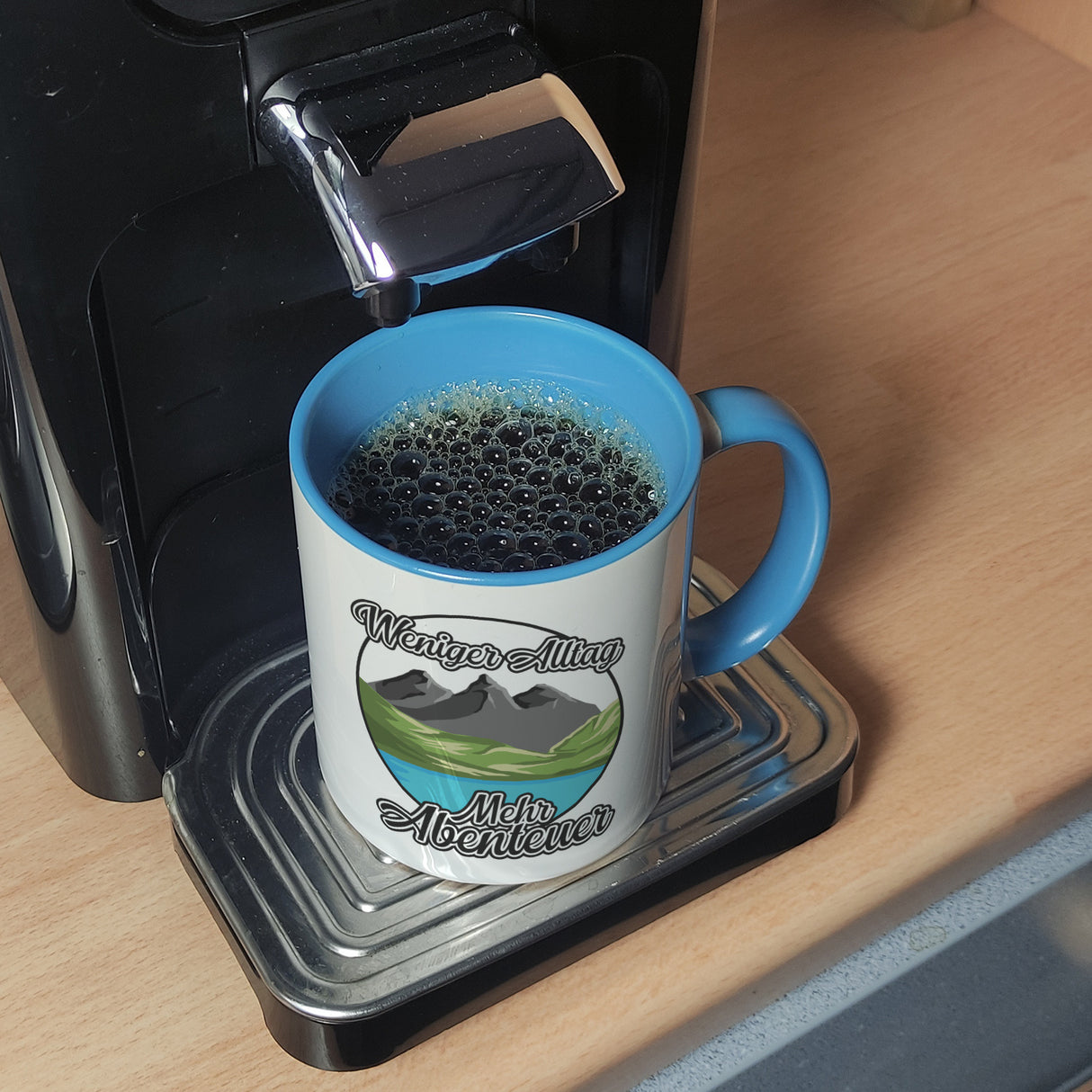 Berge und See Kaffeebecher mit Spruch Weniger Alltag mehr Abenteuer