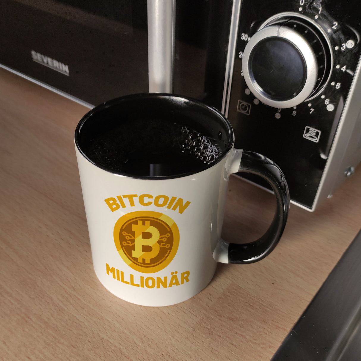 Bitcoin Millionär Kaffeebecher mit Kryptowährung