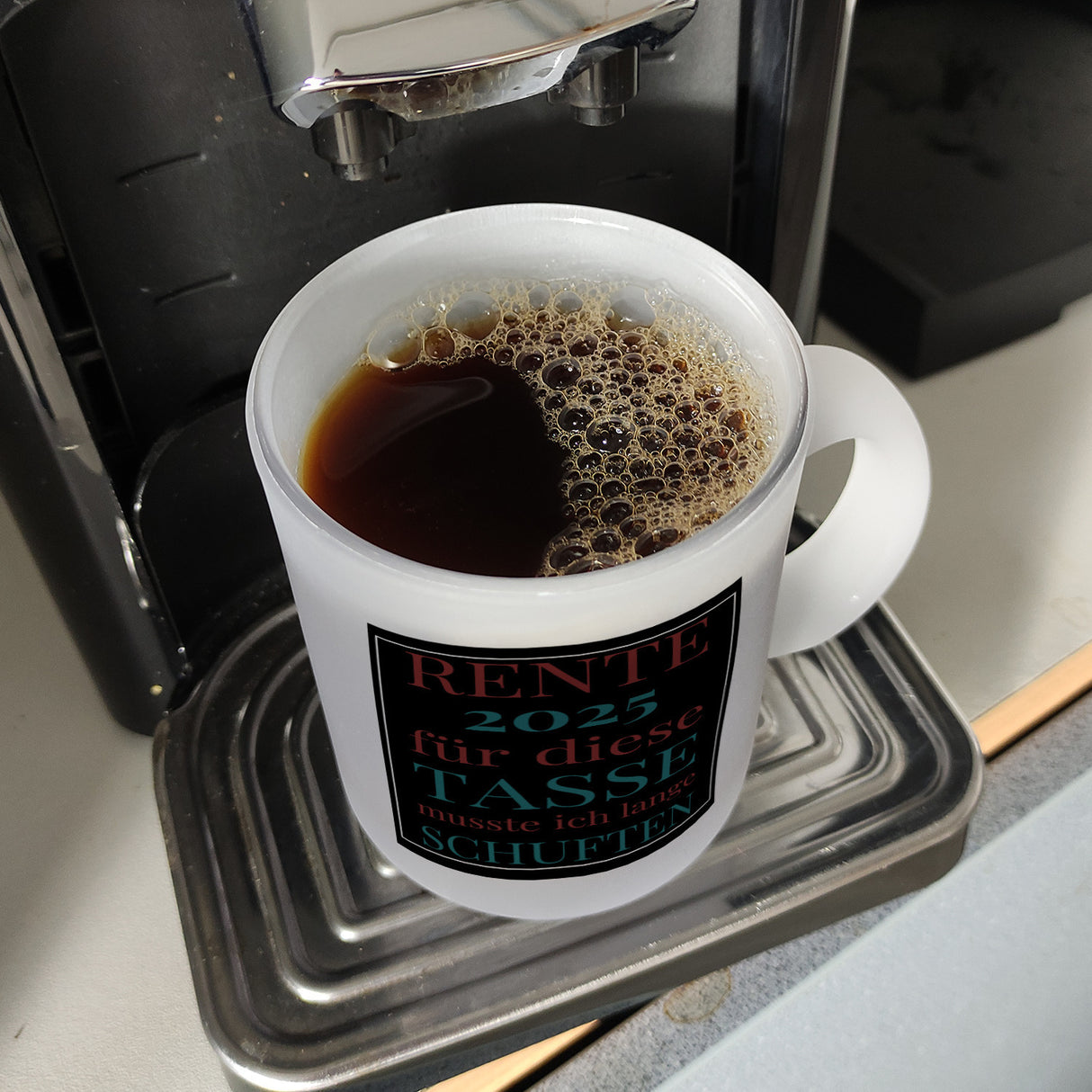 Rente 2025 Kaffeebecher eine bunte Tasse für Rentner