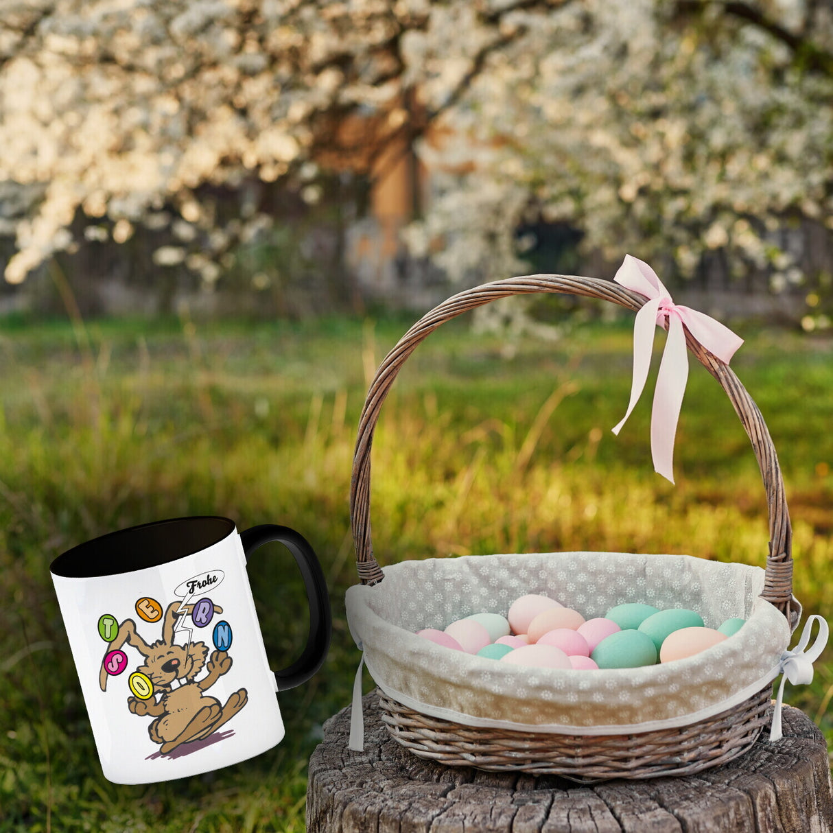 Frohe Ostern! Osterhase jongliert mit Ostereiern Kaffeebecher in {weiß}