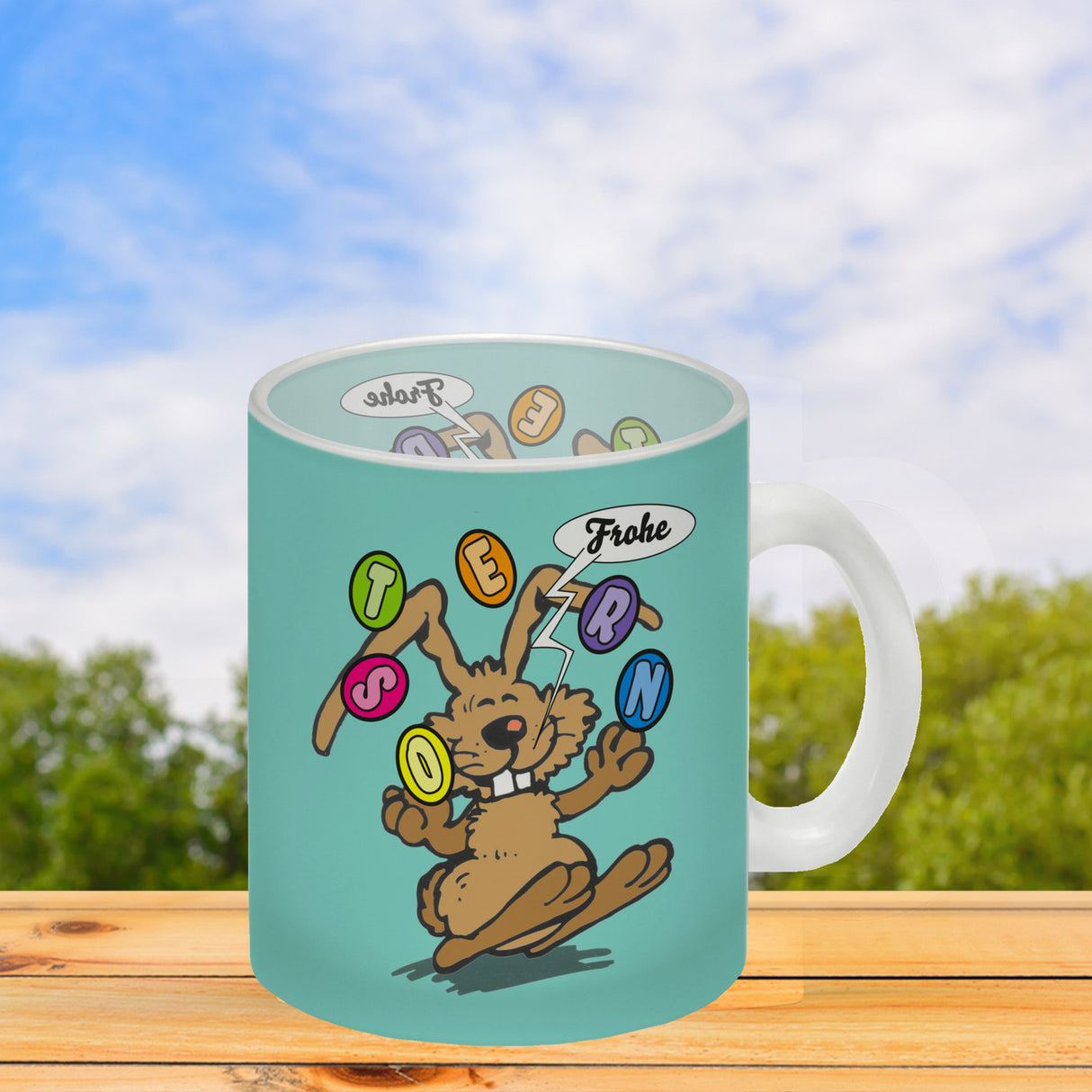 Frohe Ostern! Osterhase jongliert mit Ostereiern Kaffeebecher in {weiß}