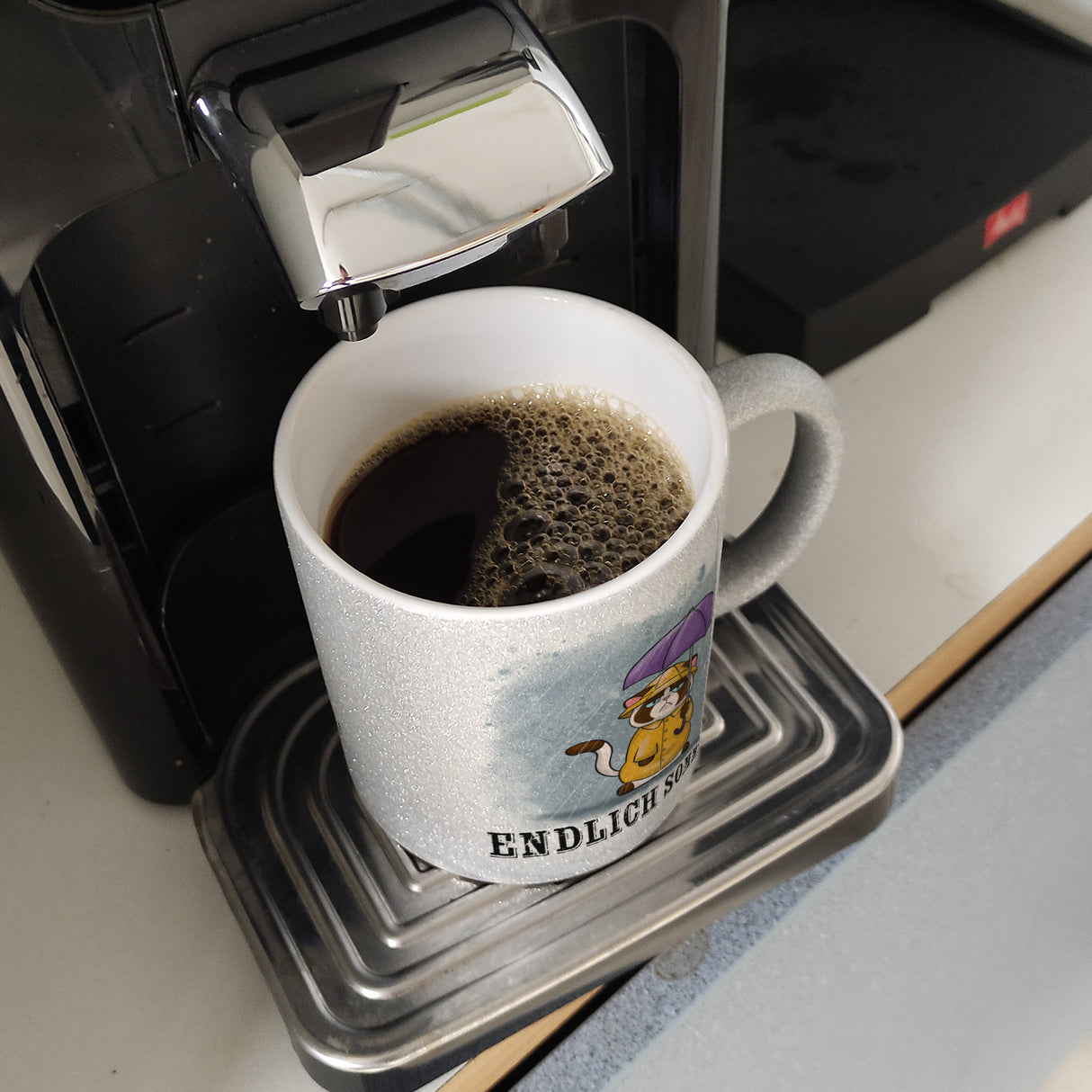 Endlich Sommer Kaffeebecher mit grummeliger Katze