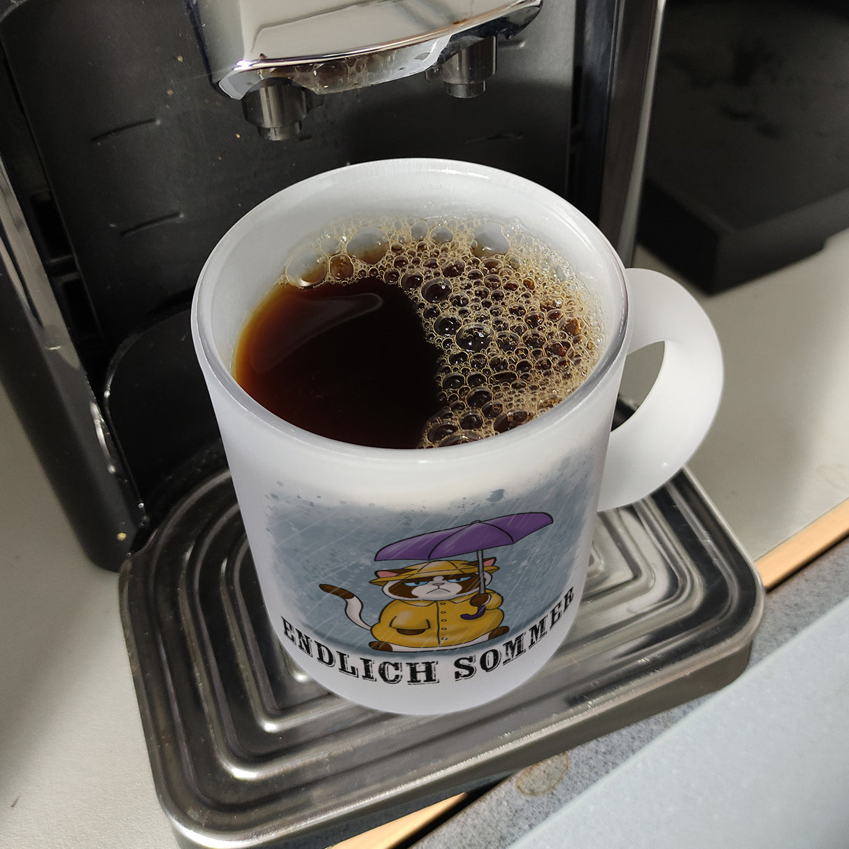 Endlich Sommer Kaffeebecher mit grummeliger Katze