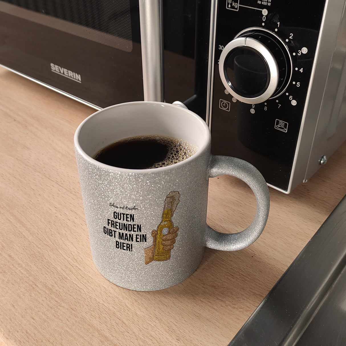 Guten Freunden gibt man ein Bier Kaffeebecher Scheiss auf Küsschen