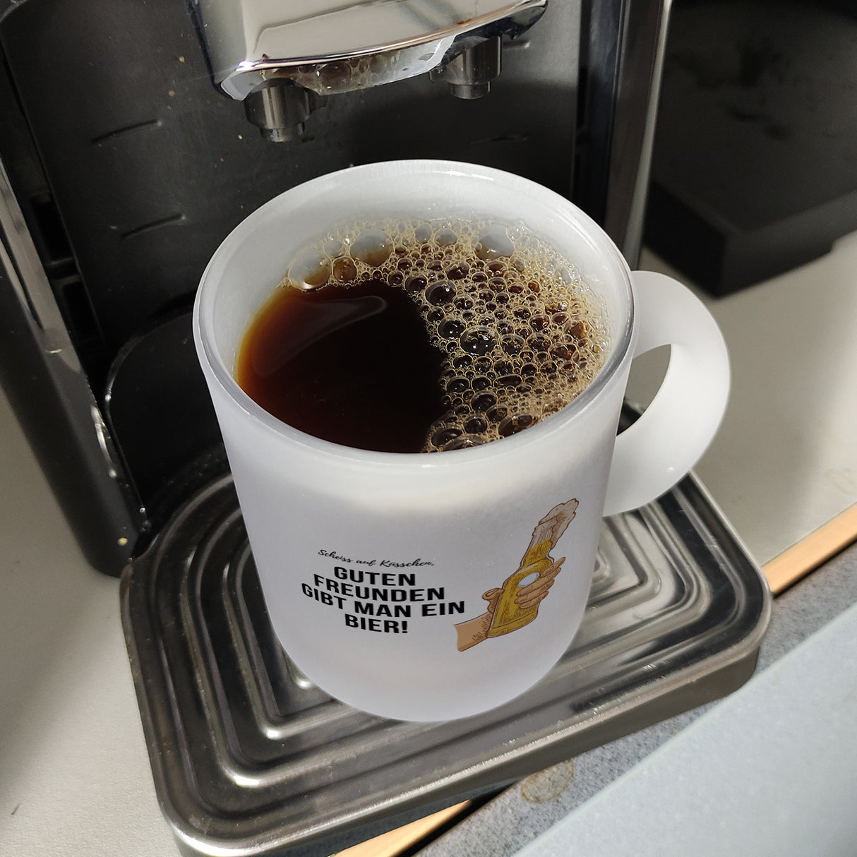 Guten Freunden gibt man ein Bier Kaffeebecher Scheiss auf Küsschen