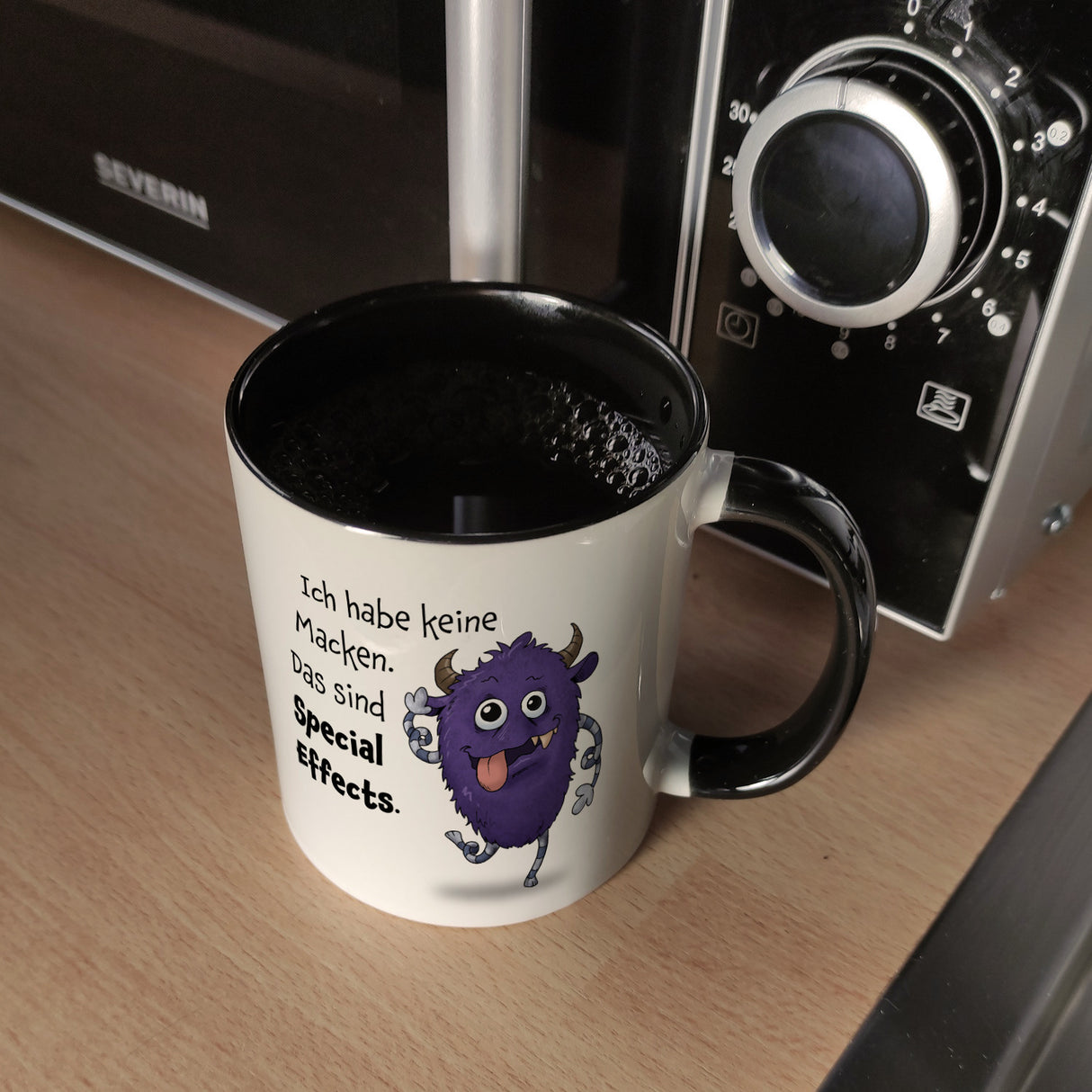 Freches Monster in lila Kaffeebecher mit lustigem Spruch