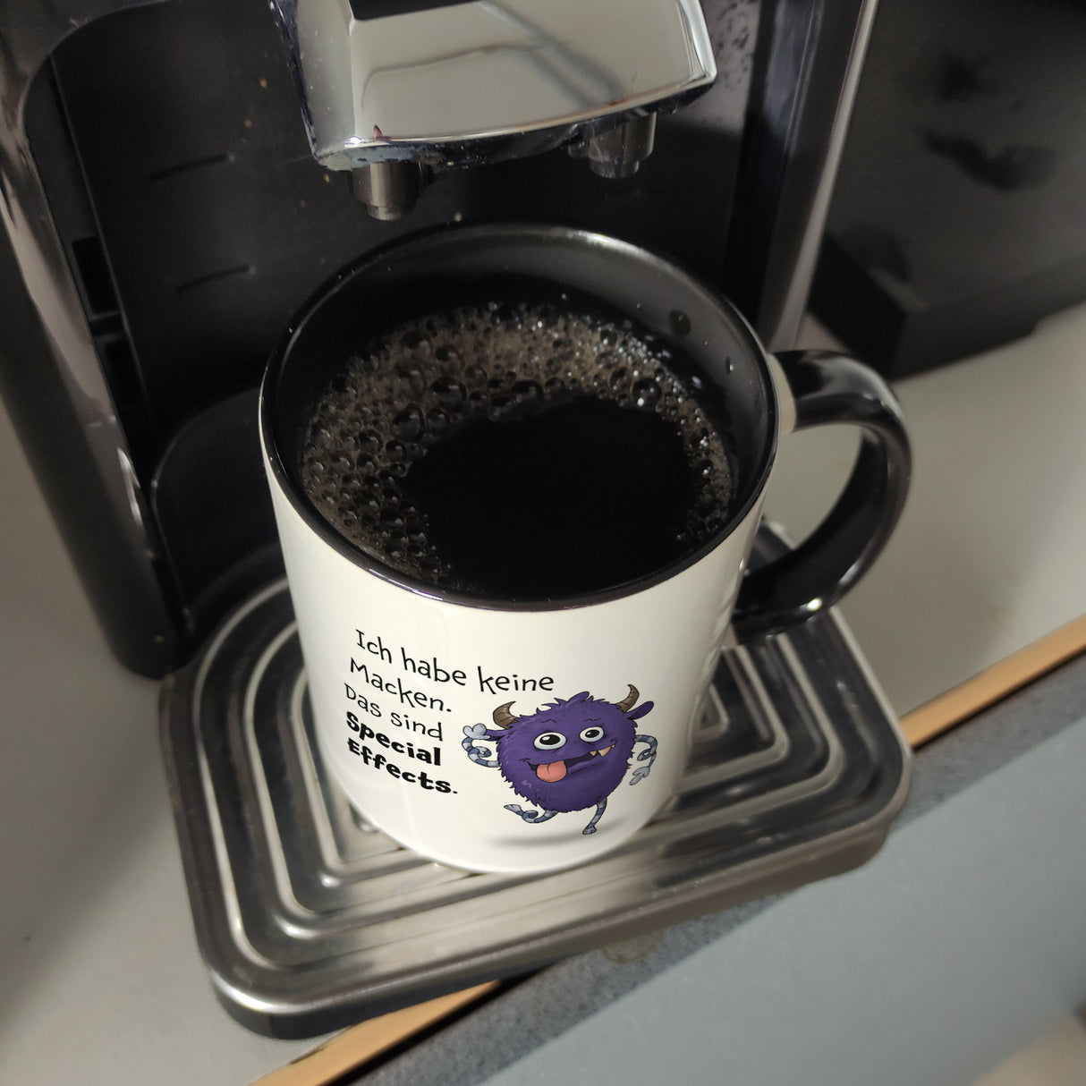 Freches Monster in lila Kaffeebecher mit lustigem Spruch