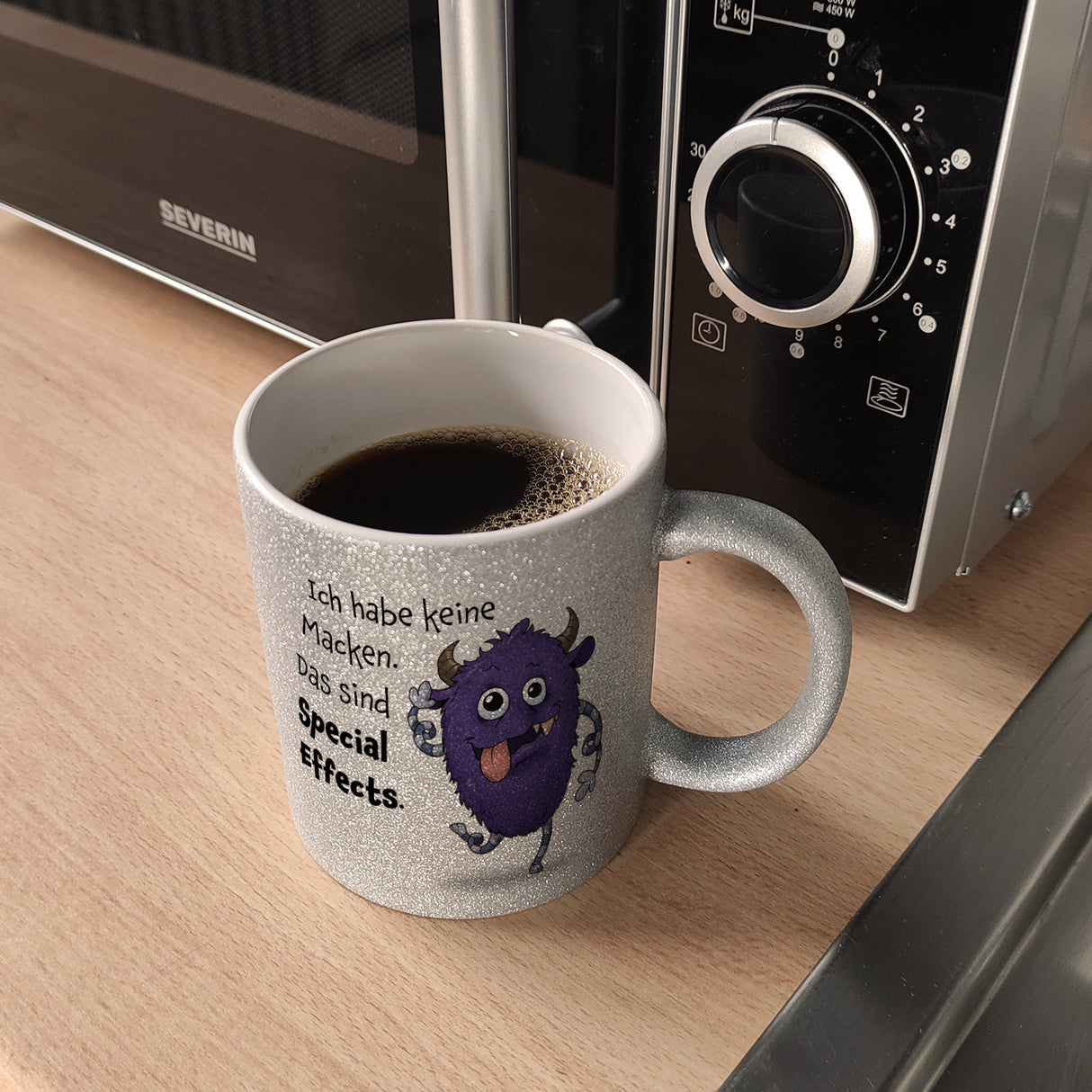 Freches Monster in lila Kaffeebecher mit lustigem Spruch