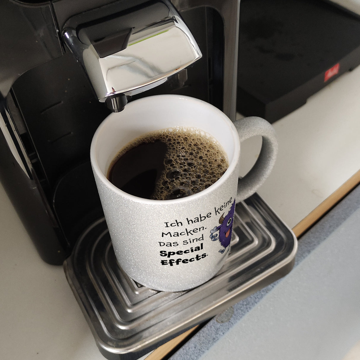 Freches Monster in lila Kaffeebecher mit lustigem Spruch