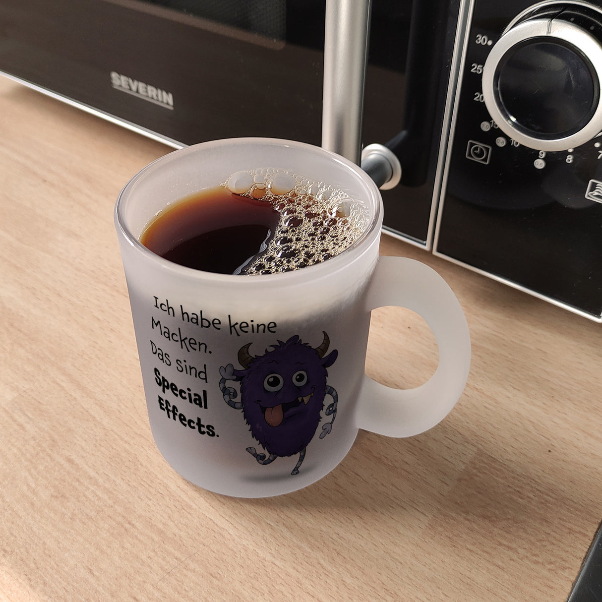 Freches Monster in lila Kaffeebecher mit lustigem Spruch