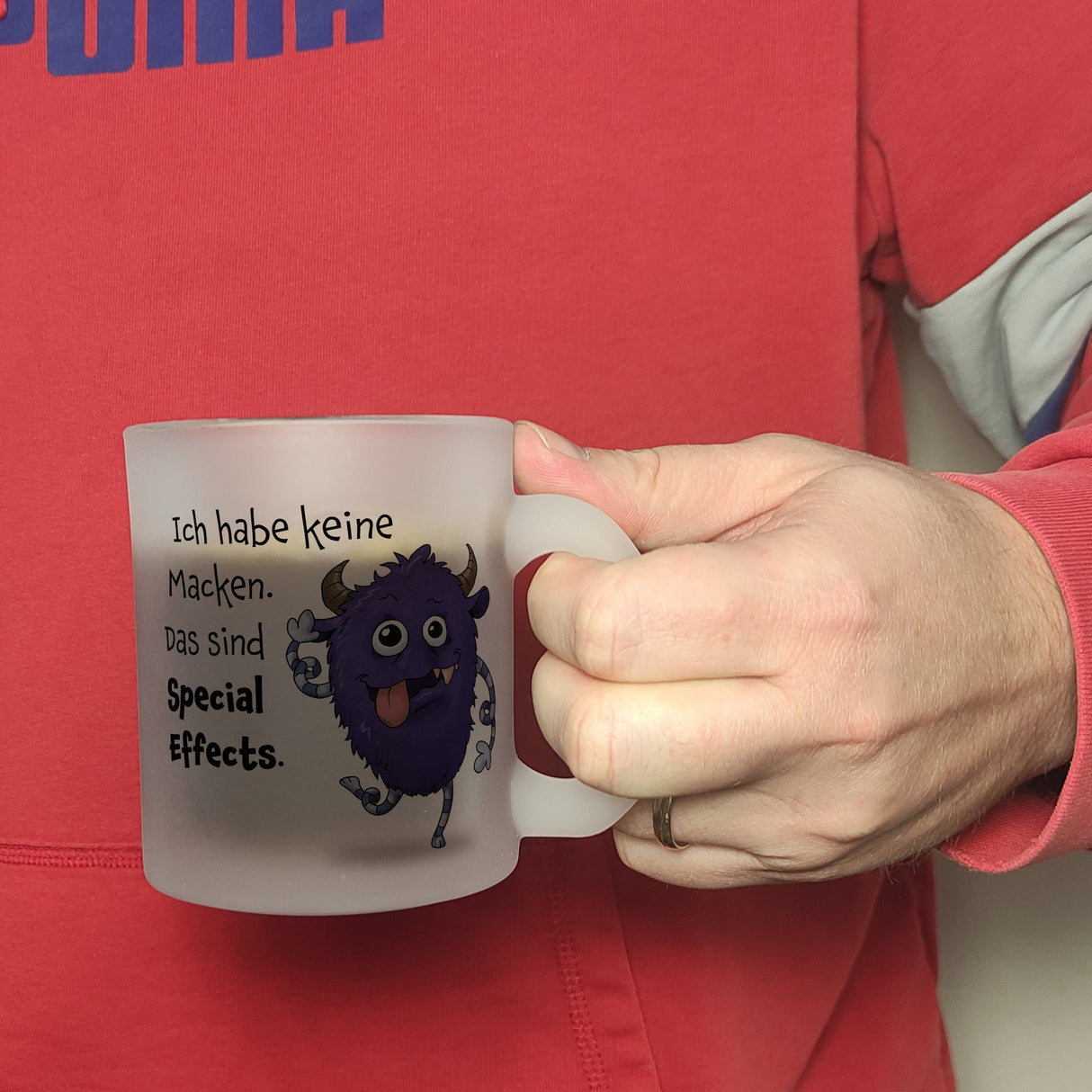 Freches Monster in lila Kaffeebecher mit lustigem Spruch