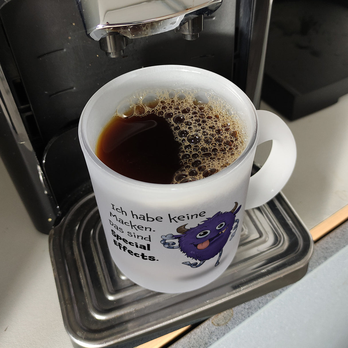 Freches Monster in lila Kaffeebecher mit lustigem Spruch