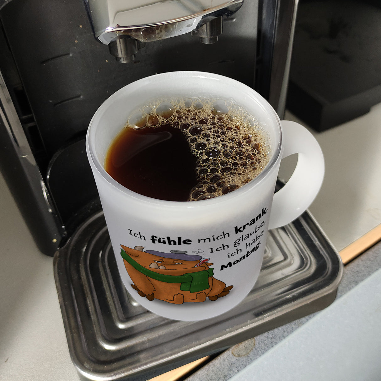 Freches Monster in orange Kaffeebecher mit lustigem Spruch