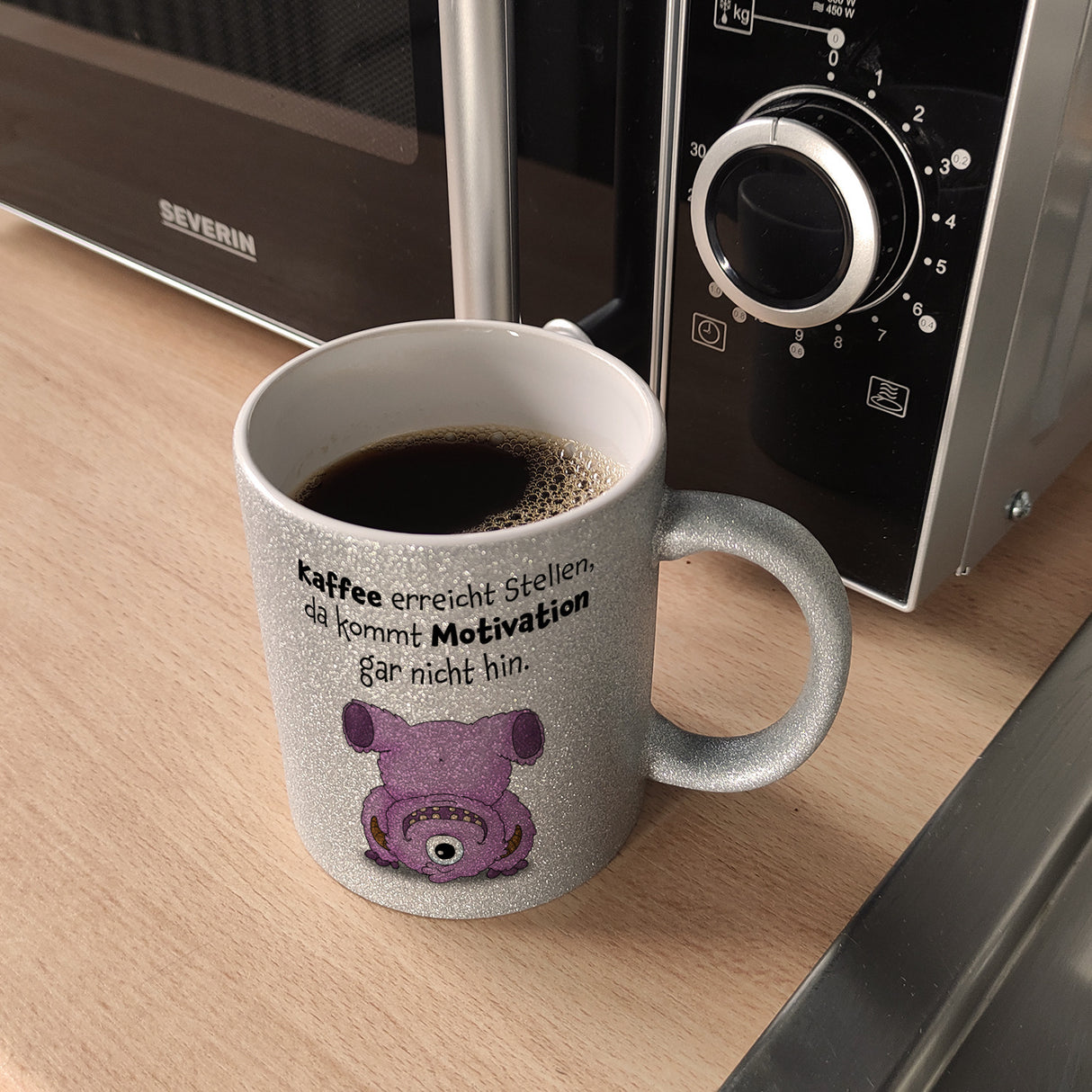 Freches Monster in rosa Kaffeebecher mit lustigem Spruch