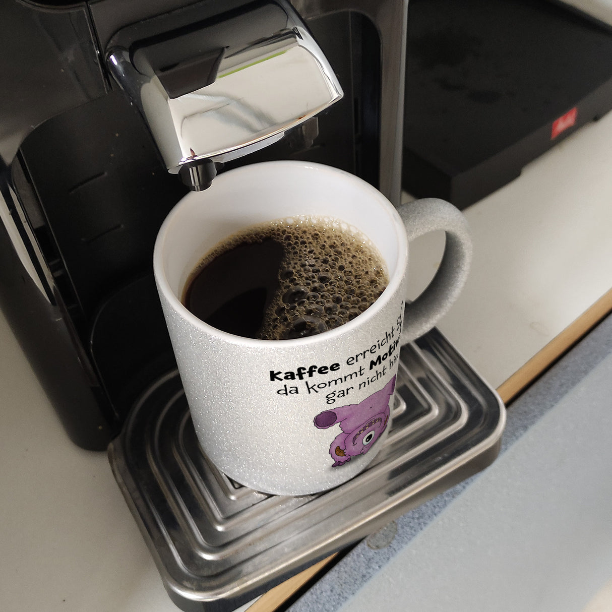 Freches Monster in rosa Kaffeebecher mit lustigem Spruch