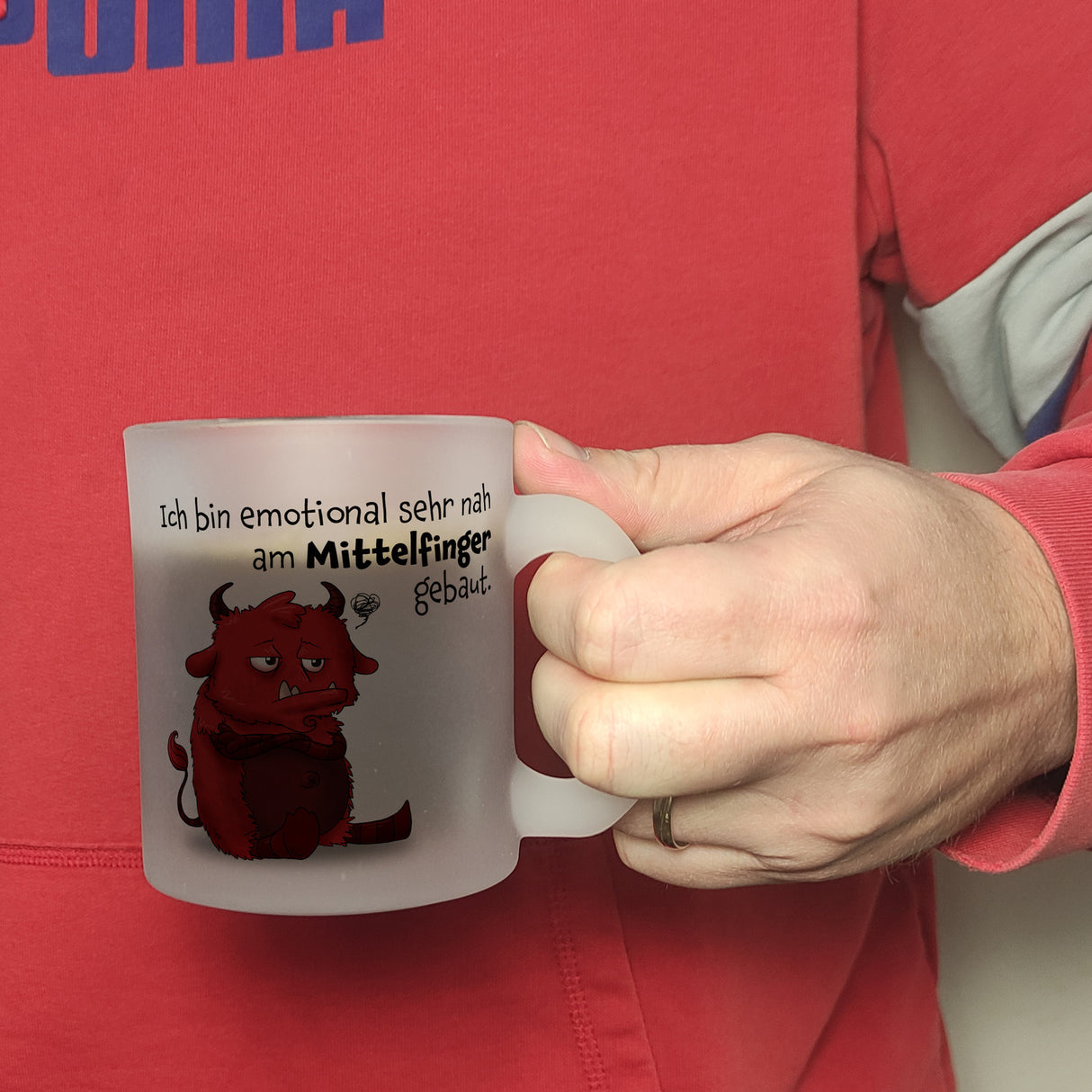 Freches Monster in hellrot Kaffeebecher mit lustigem Spruch
