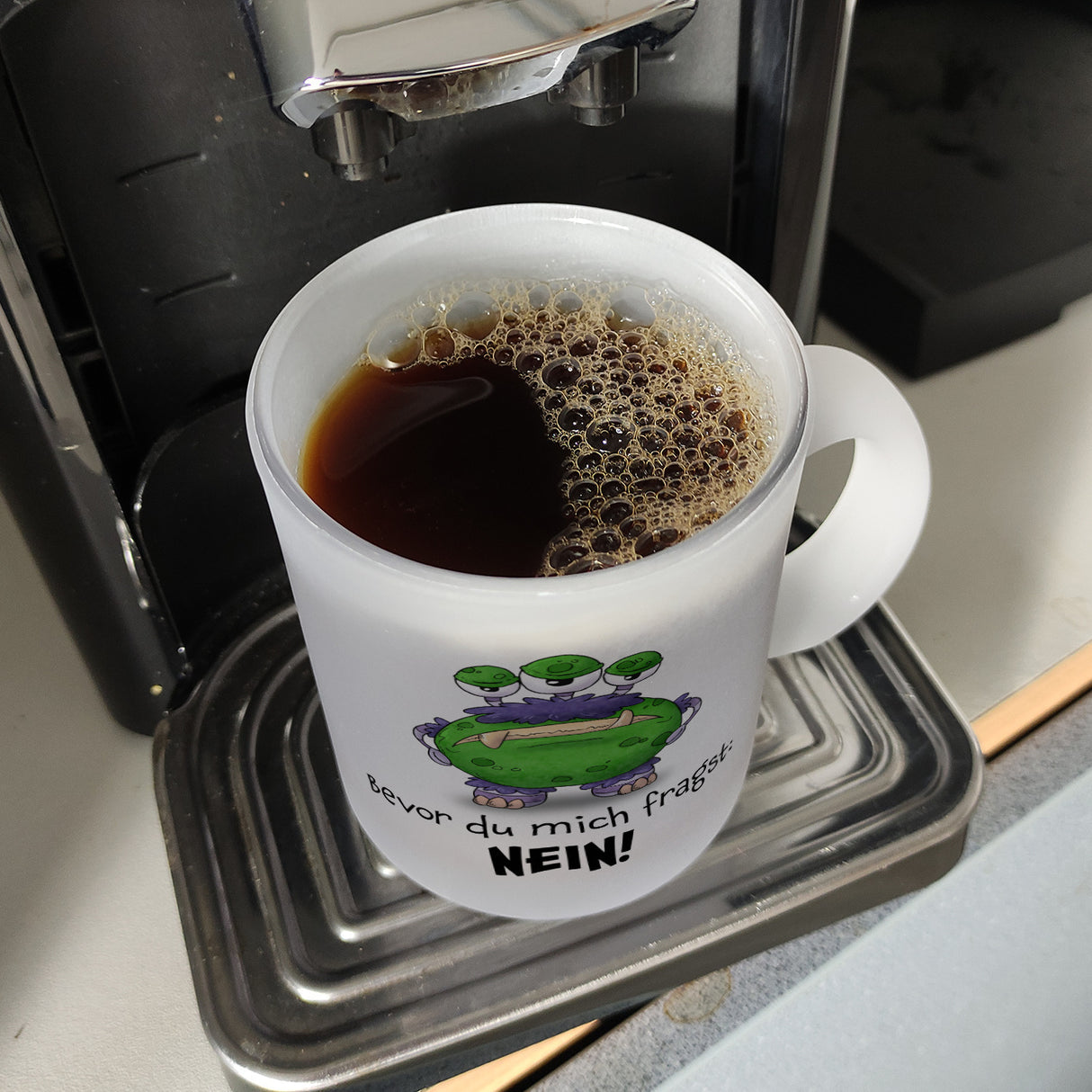 Freches Monster -lila Kaffeebecher mit lustigem Spruch