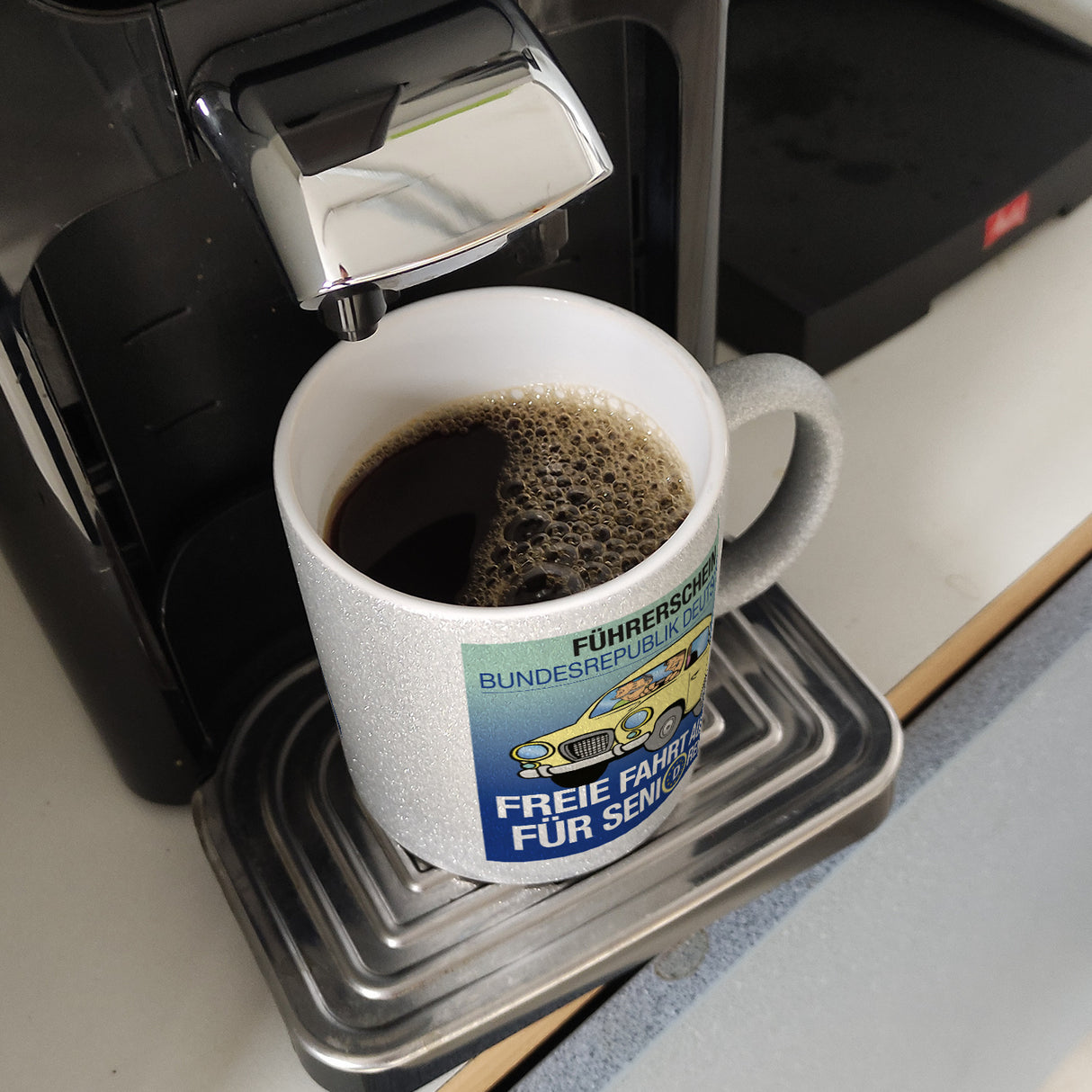Freie Fahrt auch für Senioren Kaffeebecher mit Oldtimer Motiv