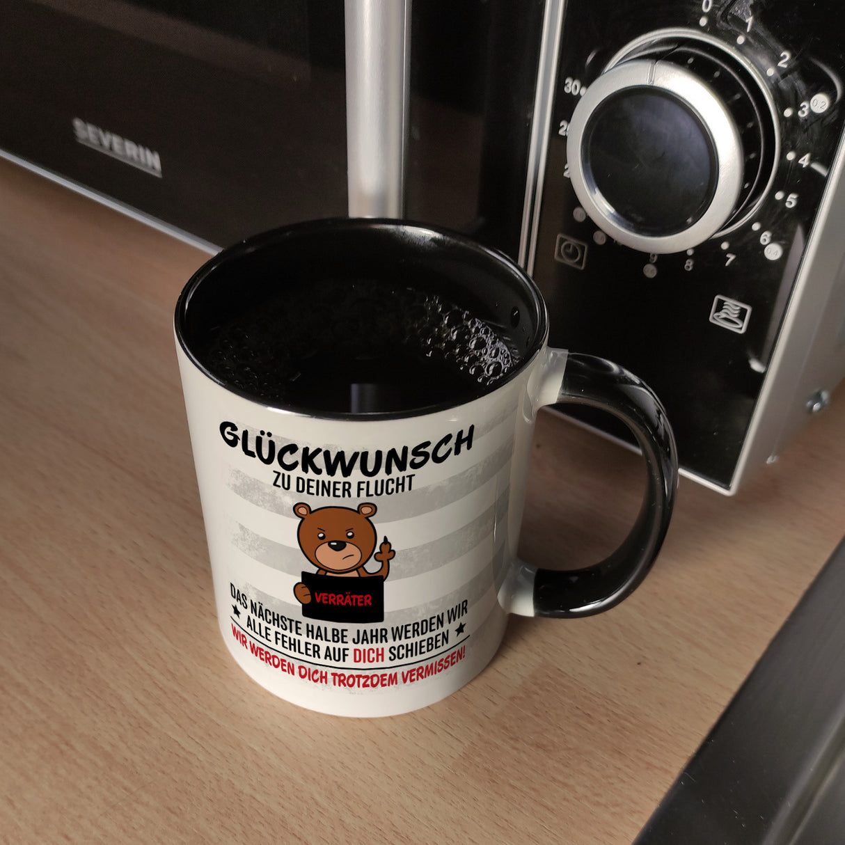 Glückwunsch zur Flucht, Verräter Mittelfinger Kaffeebecher mit Bär