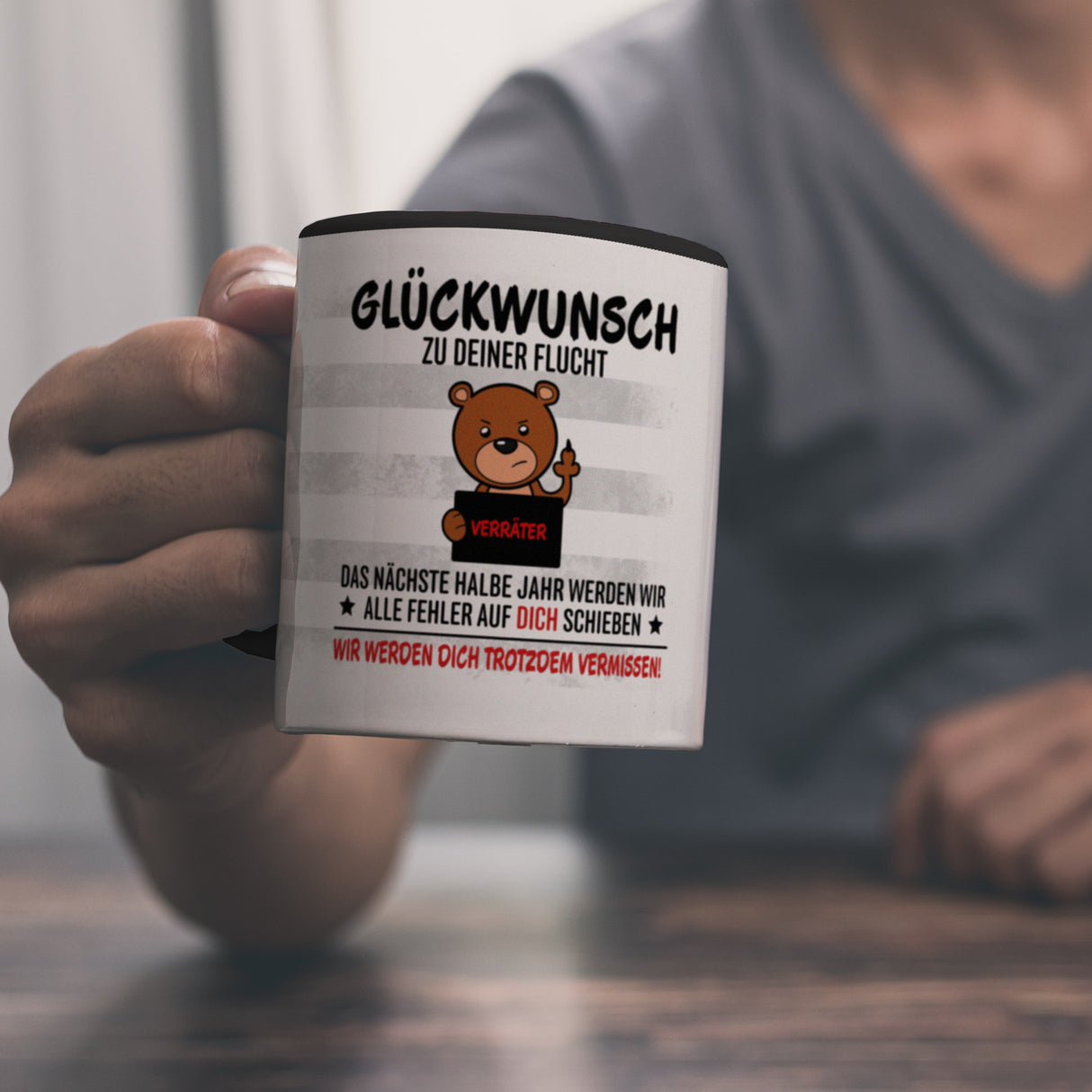 Glückwunsch zur Flucht, Verräter Mittelfinger Kaffeebecher mit Bär