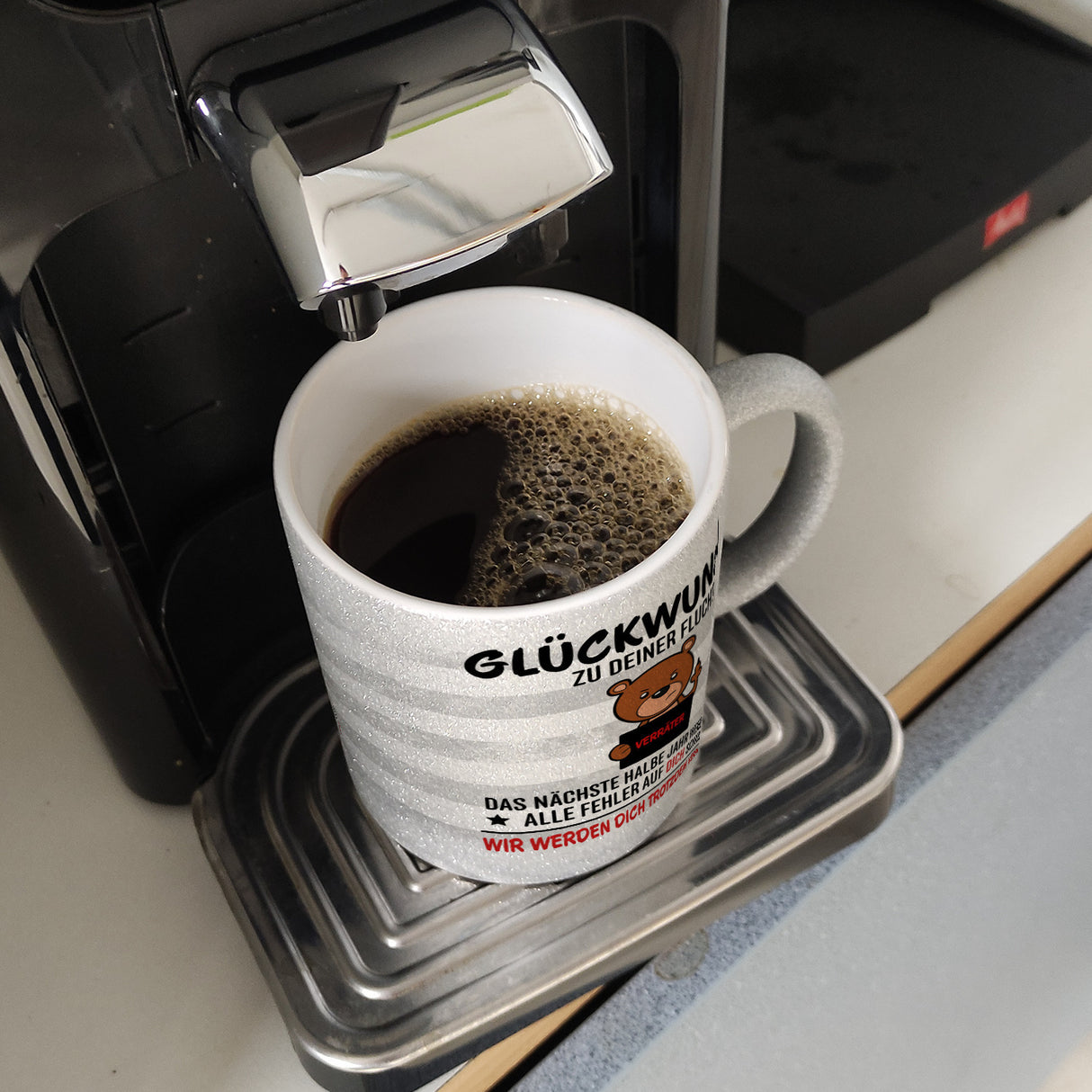 Glückwunsch zur Flucht, Verräter Mittelfinger Kaffeebecher mit Bär