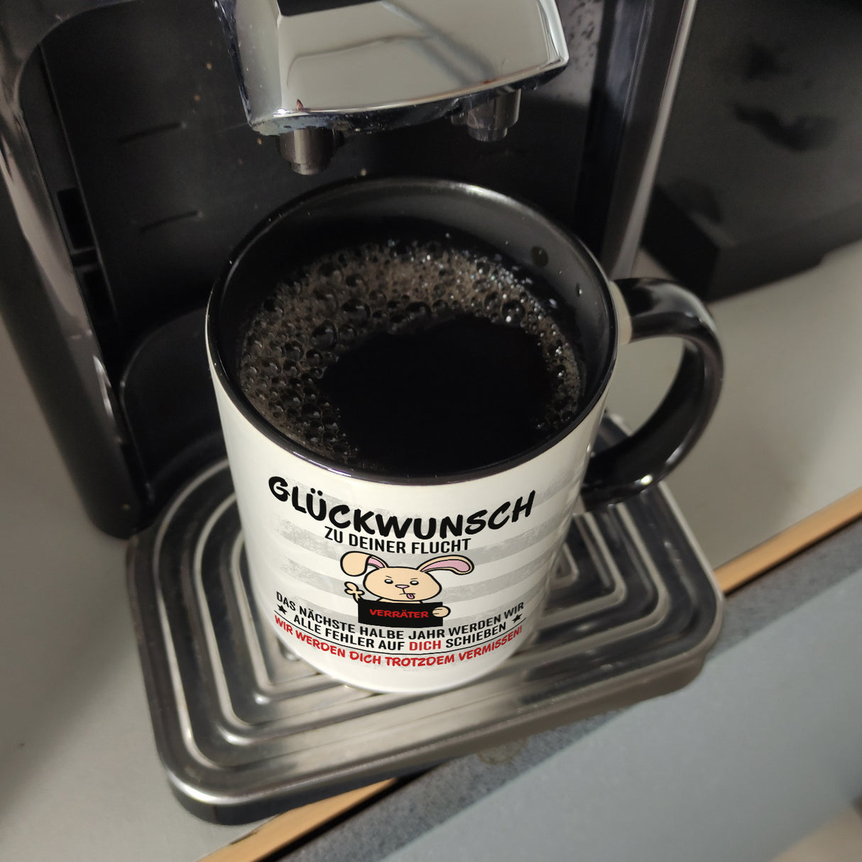 Glückwunsch zur Flucht, Verräter Mittelfinger Kaffeebecher mit Hase