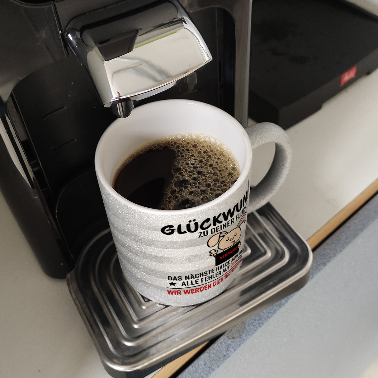 Glückwunsch zur Flucht, Verräter Mittelfinger Kaffeebecher mit Hase