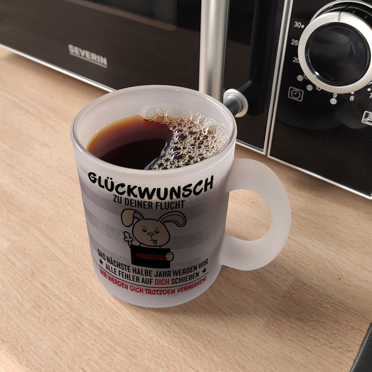 Glückwunsch zur Flucht, Verräter Mittelfinger Kaffeebecher mit Hase