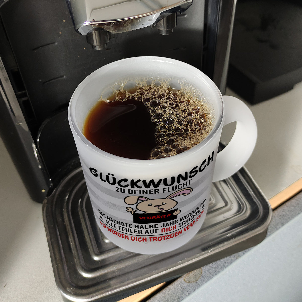 Glückwunsch zur Flucht, Verräter Mittelfinger Kaffeebecher mit Hase