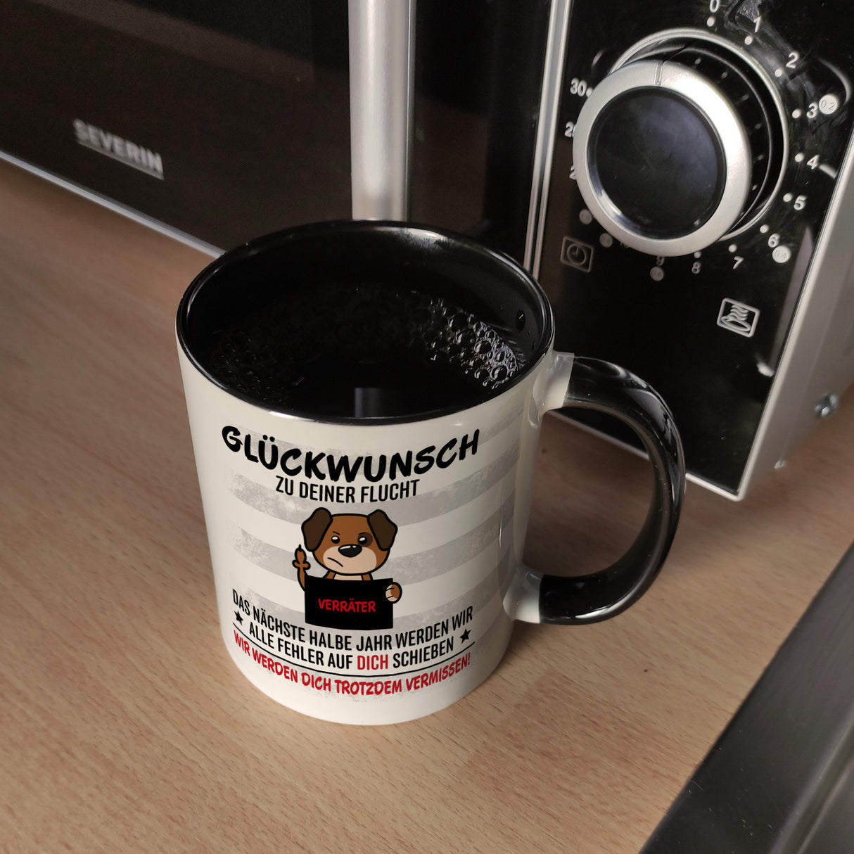 Glückwunsch zur Flucht, Verräter Mittelfinger Kaffeebecher mit Hund