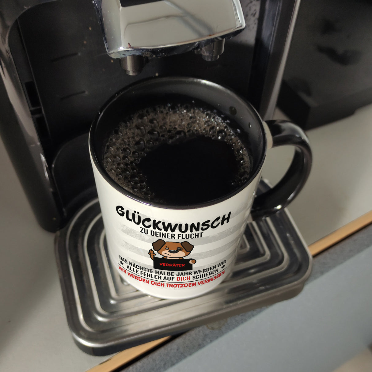 Glückwunsch zur Flucht, Verräter Mittelfinger Kaffeebecher mit Hund