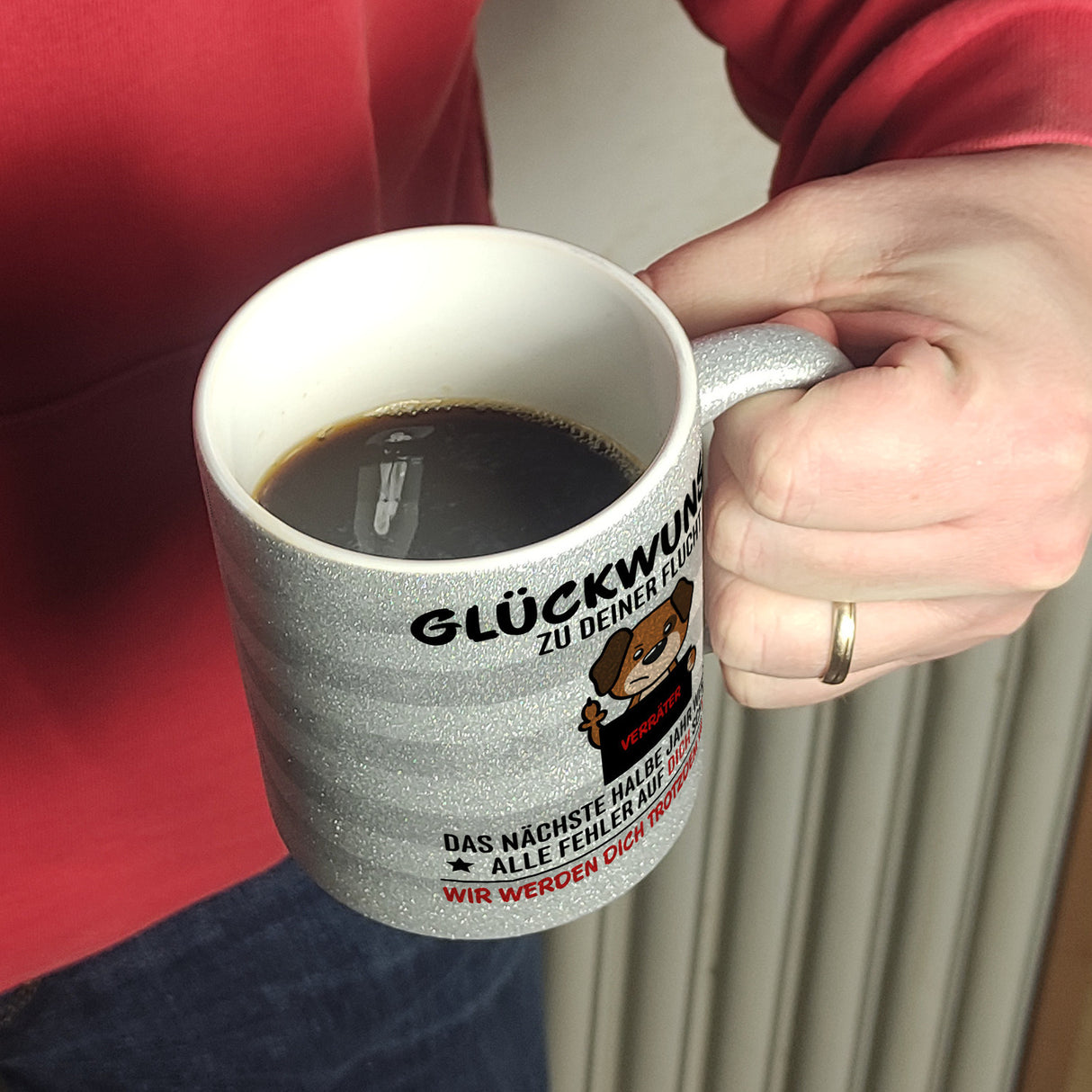 Glückwunsch zur Flucht, Verräter Mittelfinger Kaffeebecher mit Hund