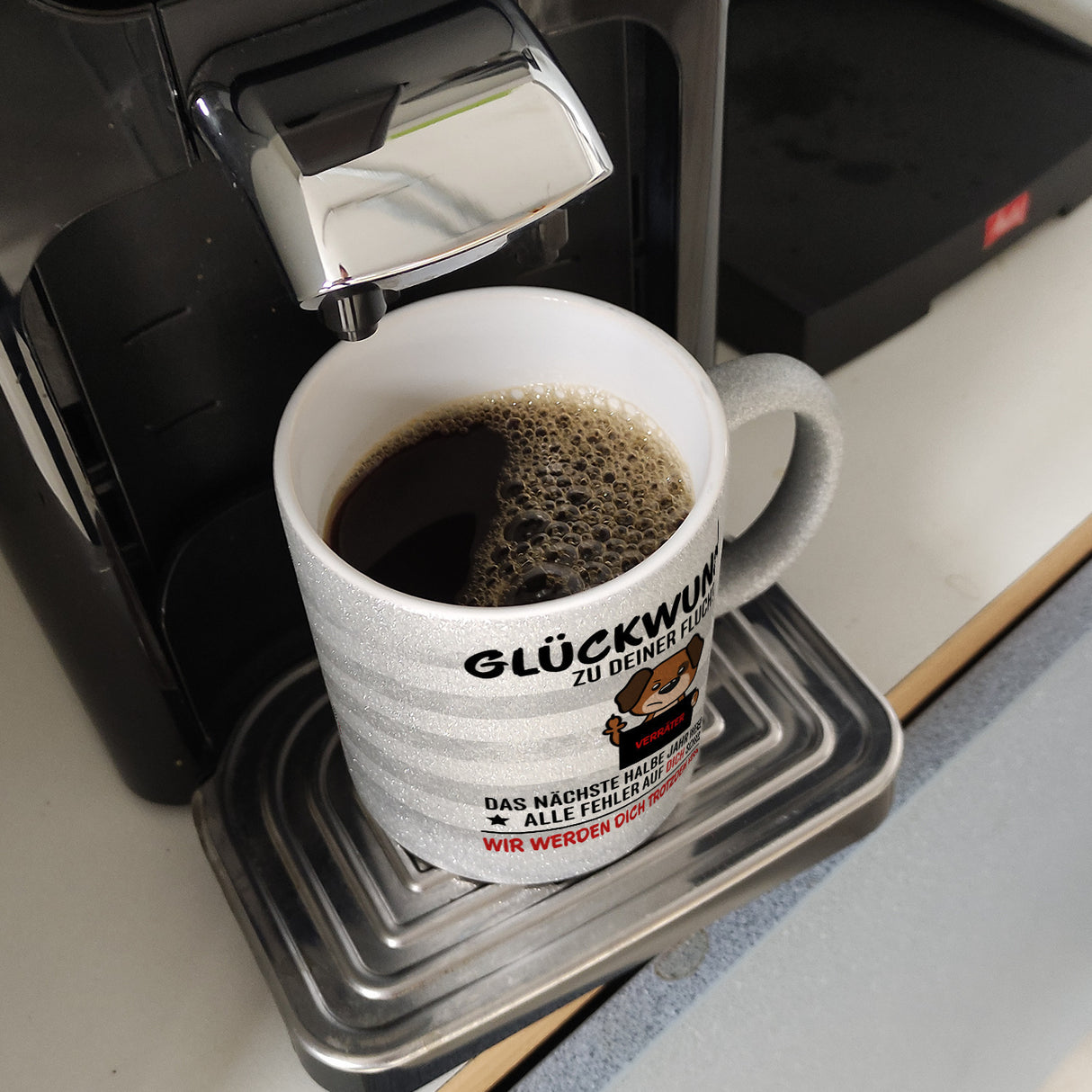 Glückwunsch zur Flucht, Verräter Mittelfinger Kaffeebecher mit Hund