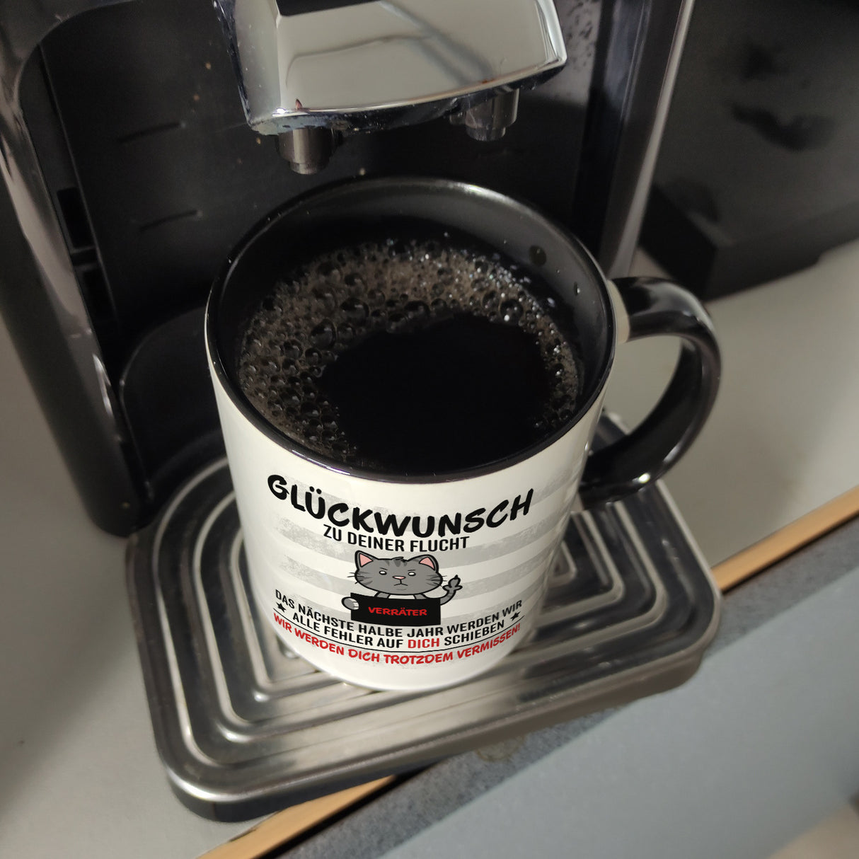 Glückwunsch zur Flucht, Verräter Mittelfinger Kaffeebecher mit Katze