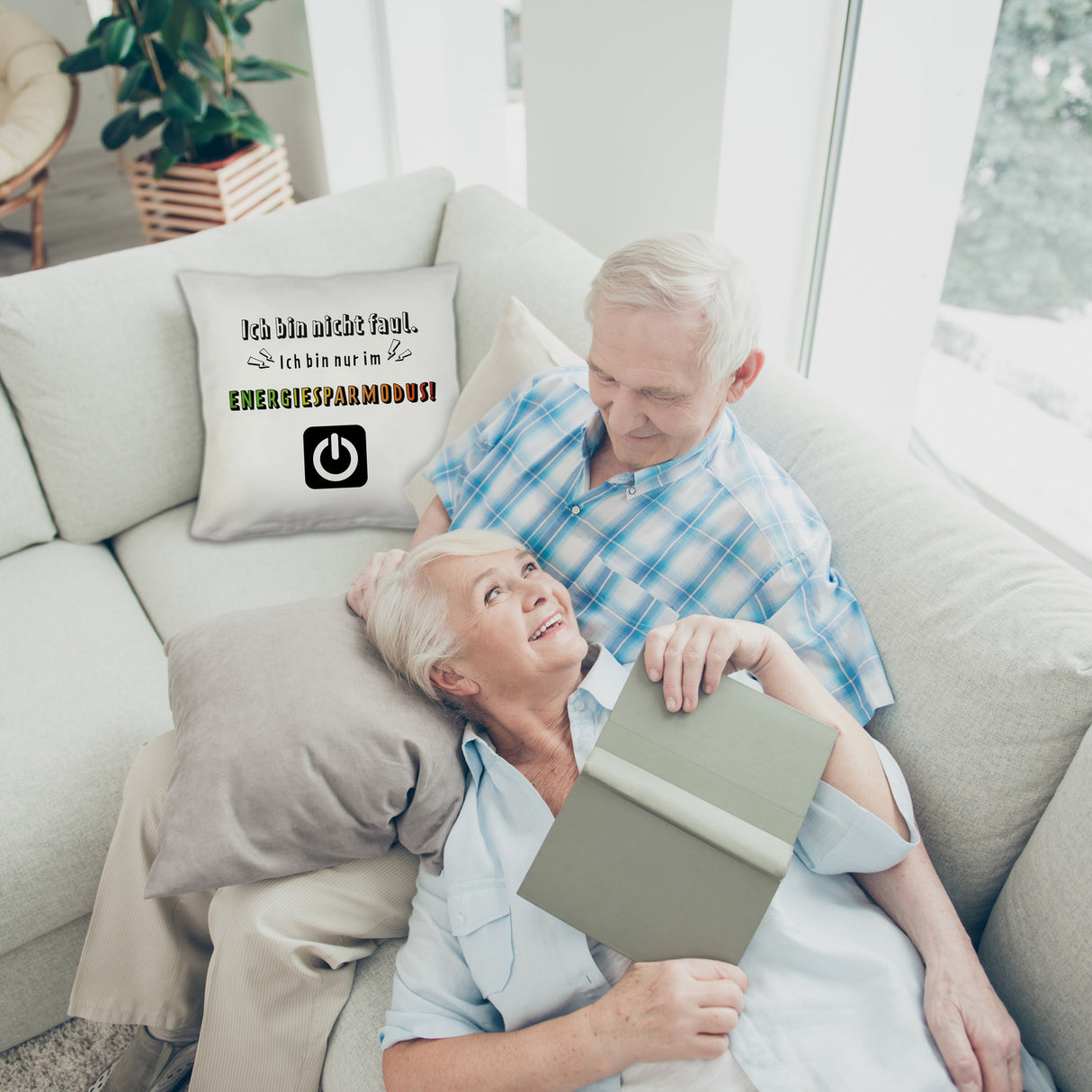 Faulpelz Kissen mit Spruch und Power-Button